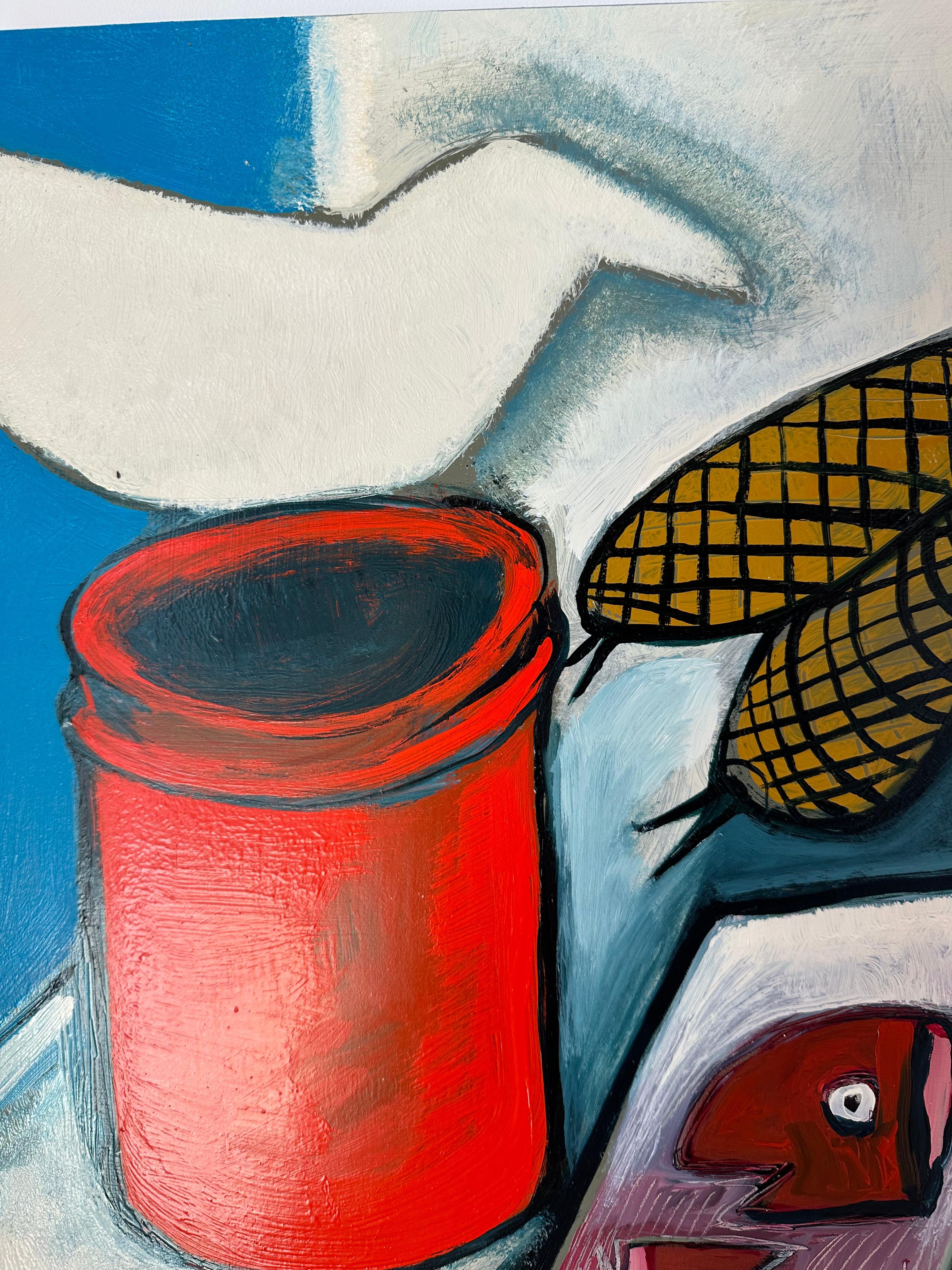 Dans cette peinture contemporaine à l'huile sur carton, un intérieur de cuisine présente une nature morte composée de gants d'appât bleus et de poissons sur une planche à découper sous un couteau avec des fleurs roses en haut, un seau rouge et un