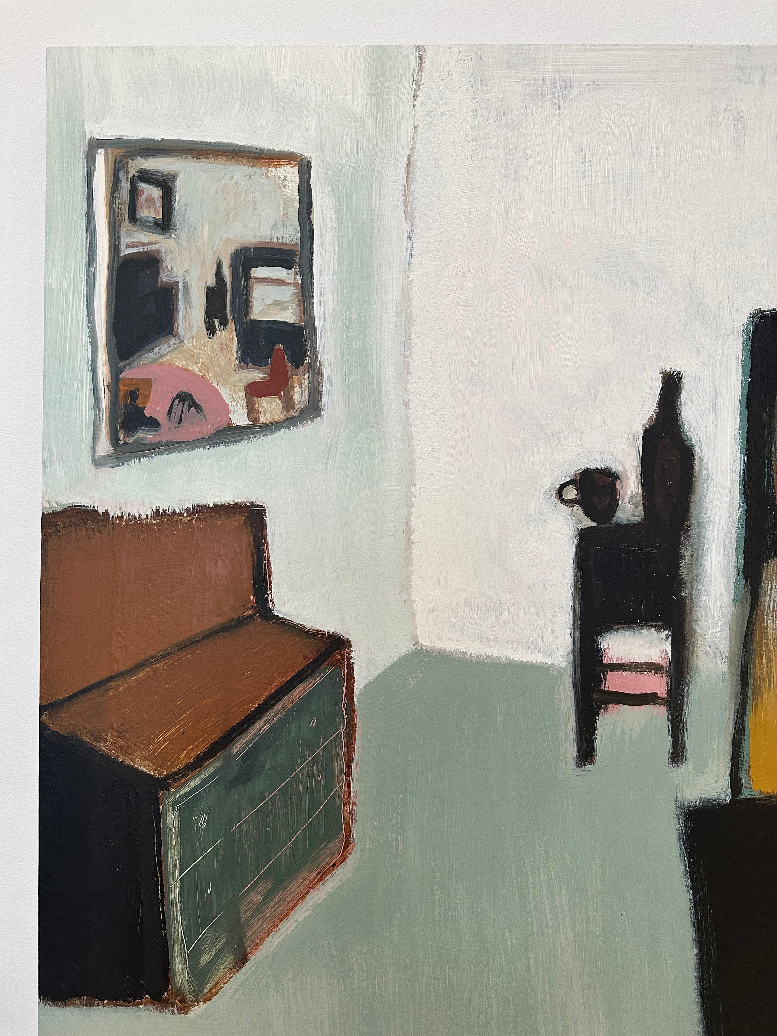 Este óleo contemporáneo sobre tabla representa el interior del dormitorio de un pescador, con ropa de cama amarillo ocre dorado, un bodegón con una taza y una botella de vino sobre la mesilla de noche, botas de pescador sobre una alfombra en un
