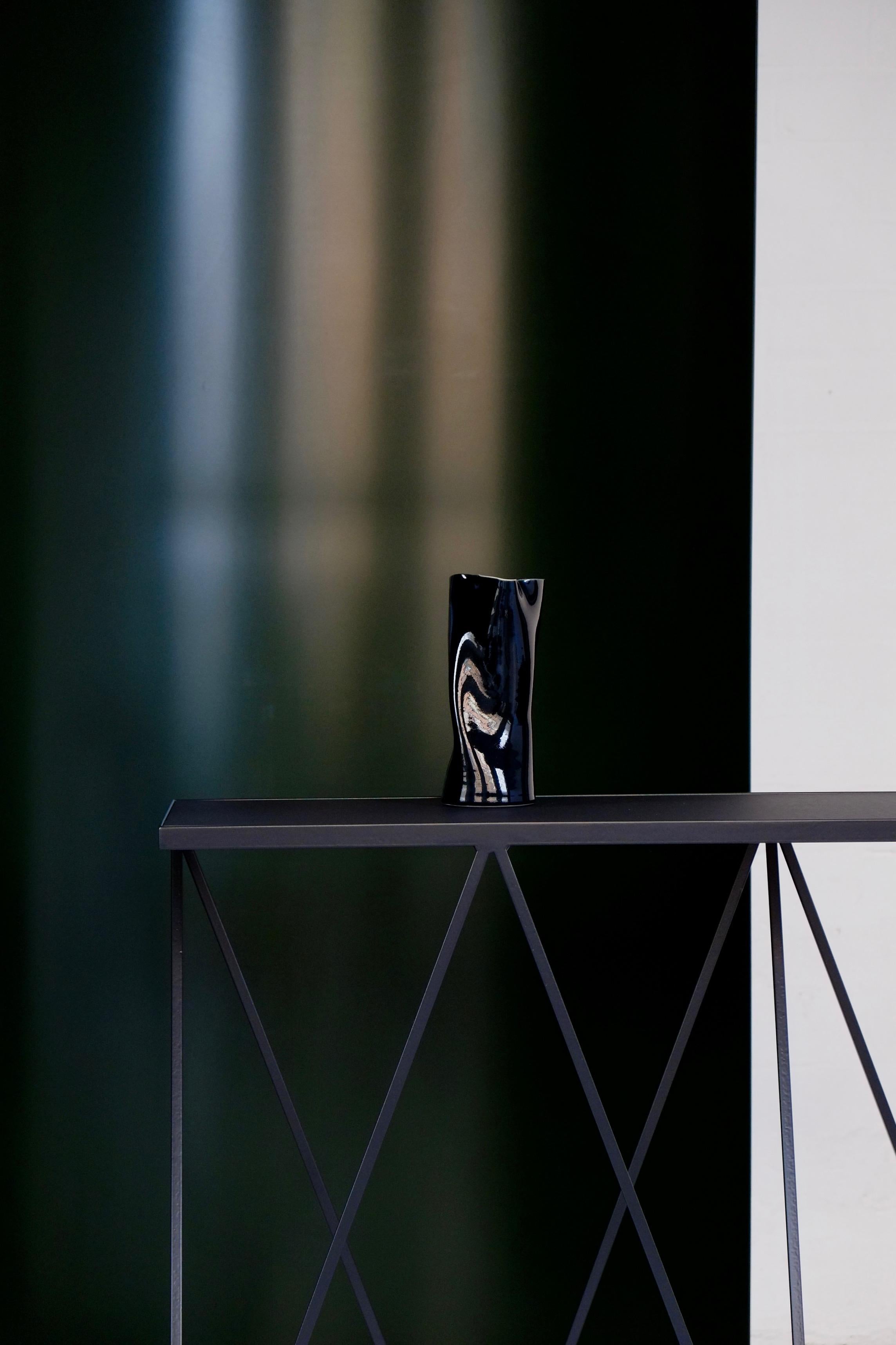 Holzkohlefarbener schwarzer Giraffen-Konsolentisch mit Linoleum-Tischplatte (Geschweißt) im Angebot