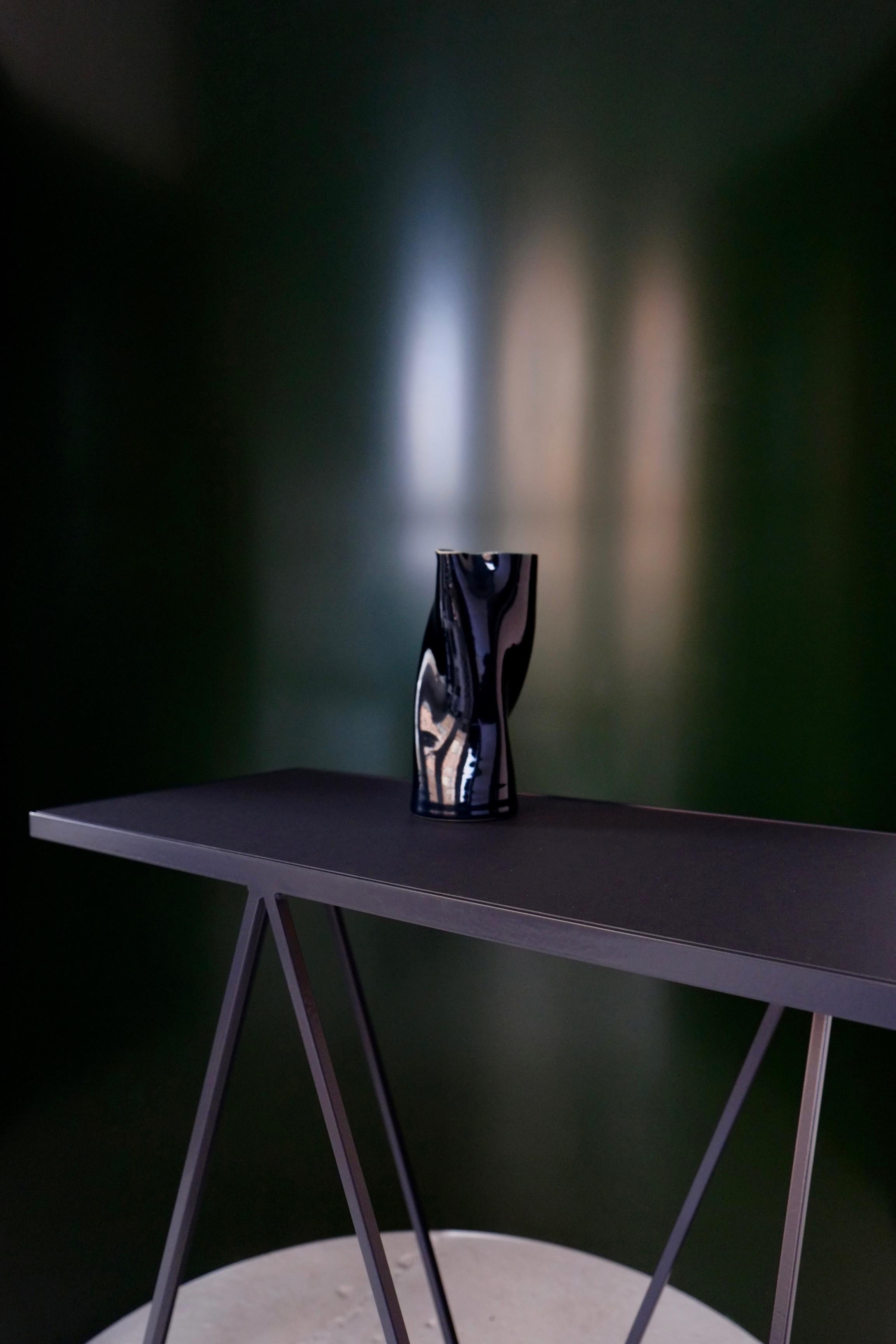 Holzkohlefarbener schwarzer Giraffen-Konsolentisch mit Linoleum-Tischplatte (21. Jahrhundert und zeitgenössisch) im Angebot
