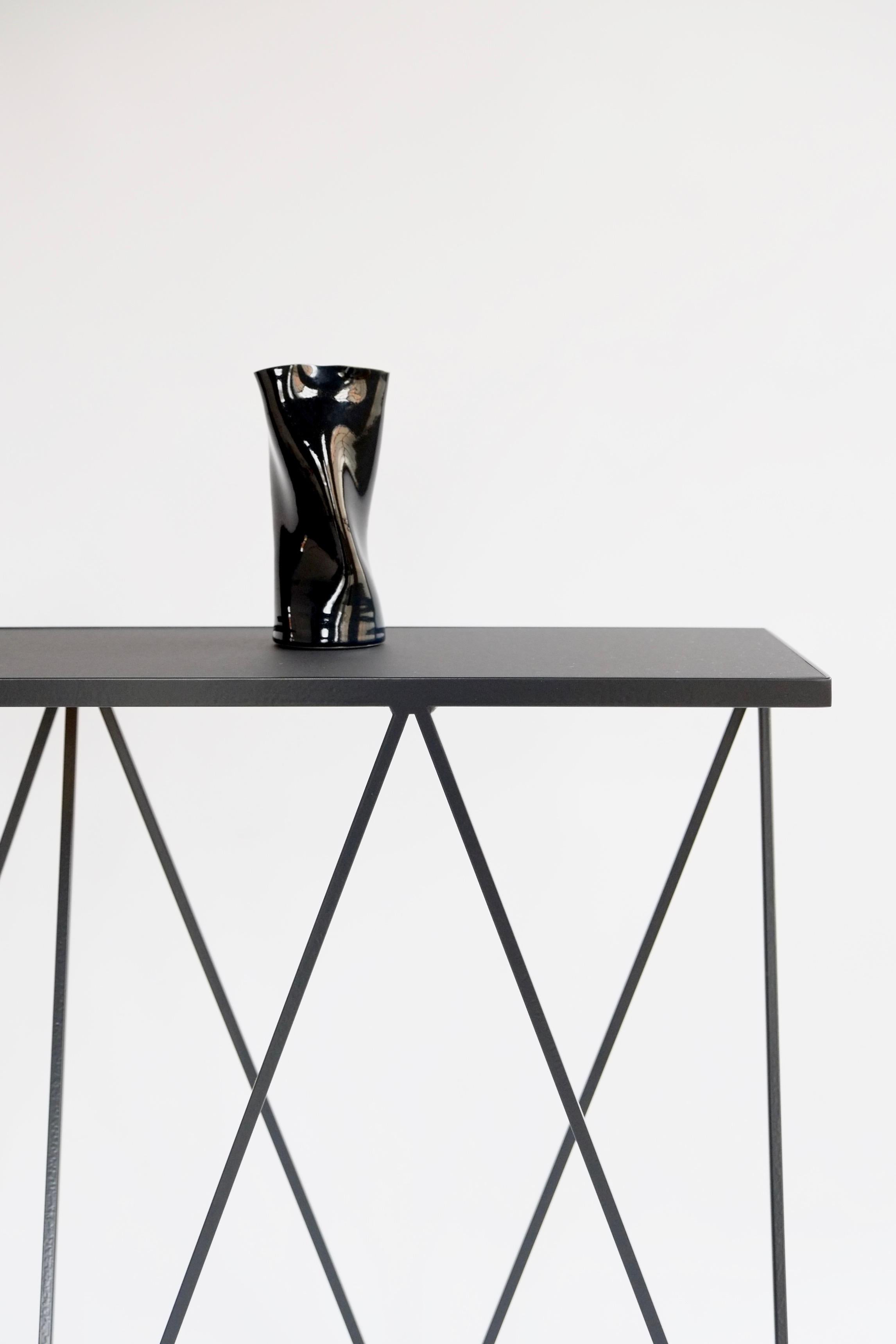 Holzkohlefarbener schwarzer Giraffen-Konsolentisch mit Linoleum-Tischplatte (Stahl) im Angebot