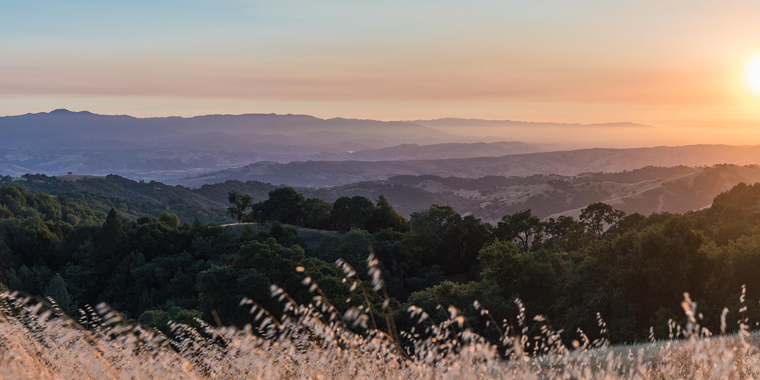 Landscape Photograph Matt Chesebrough - Sunset Over Valley - Photographie du coucher de soleil de la vallée de la Californie avec des collines et des nuages 