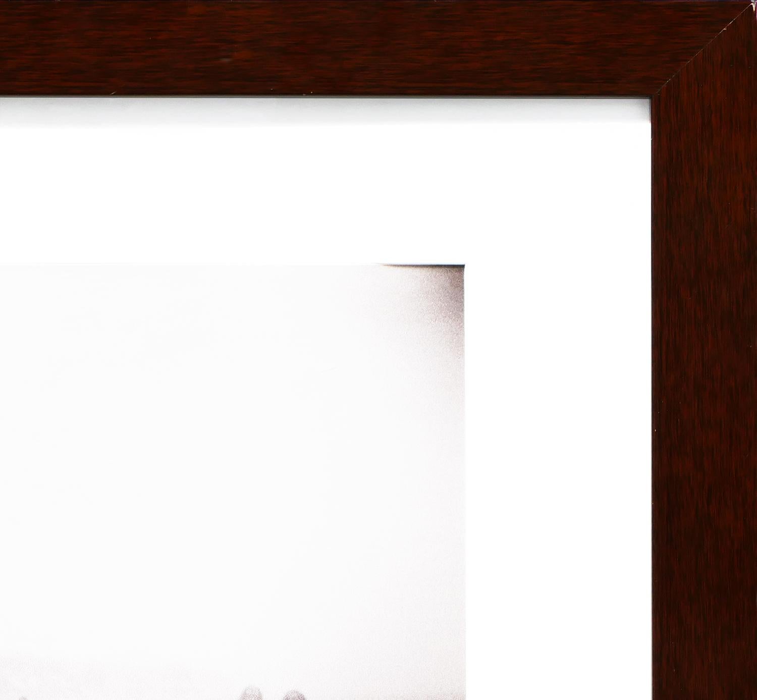 Zeitgenössische monochromatische Fotografie des zeitgenössischen Fotografen Matt Dahl. Das Foto zeigt drei Hauptfiguren, die jeweils doppelt erscheinen, was durch einen Belichtungstrick der Kamera erreicht wird. Die Figuren befinden sich in einer