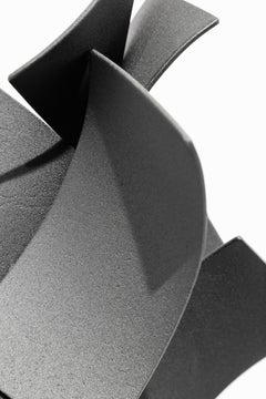 Escultura abstracta_Alrededor del mundo_Matt Devine_Acero/Polvo/Mármol