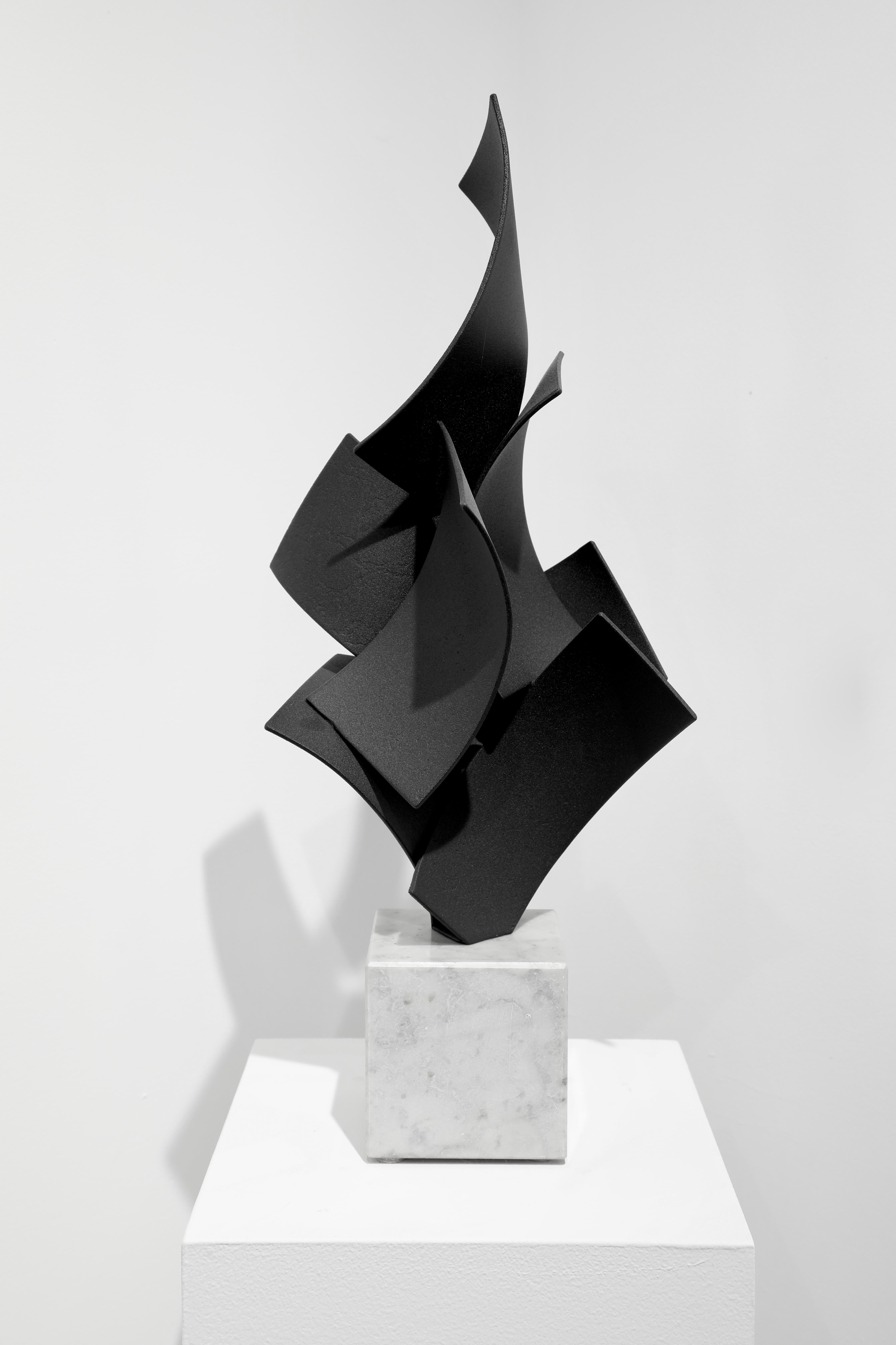 Sculpture abstraite_La moitié du tour du monde_Matt Devine_acier/Poudrage/Marbre