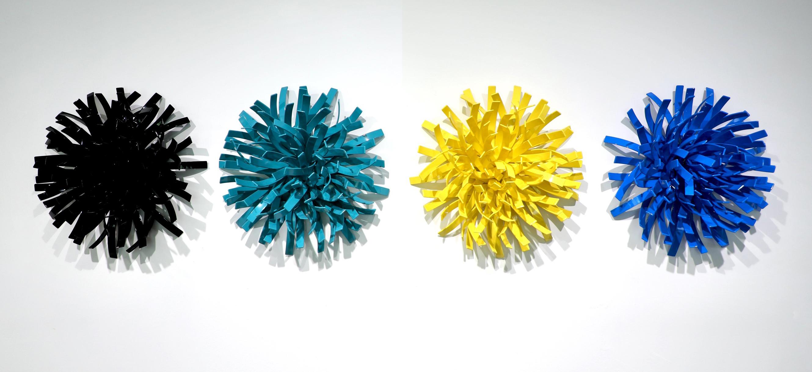 MATT DEVINE
"Anemoni #3 (4 pezzi)"
Acciaio con vernice a polvere (solo per interni)
17 x 17 x 6 pollici. Ciascuno  17 x 68 x 6 in. Complessivamente
*Può essere installato a parete o appoggiato su un tavolo*.


Matt Devine è uno scultore autodidatta