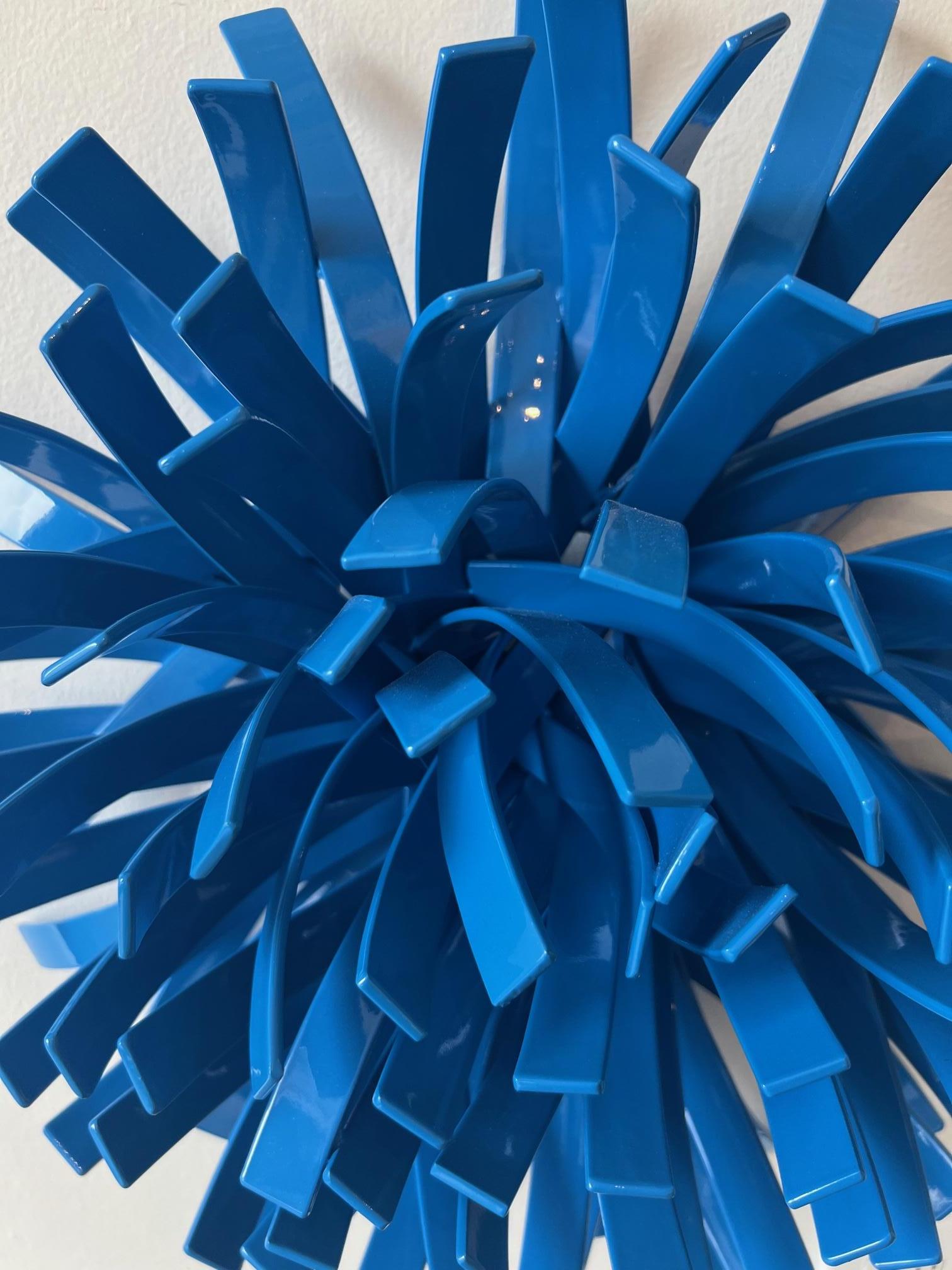 Anemones #3 (Blau)_2022, Indoor-Skulptur, Abstrakt_Matt Devine_Steel/Pudermantel im Angebot 1