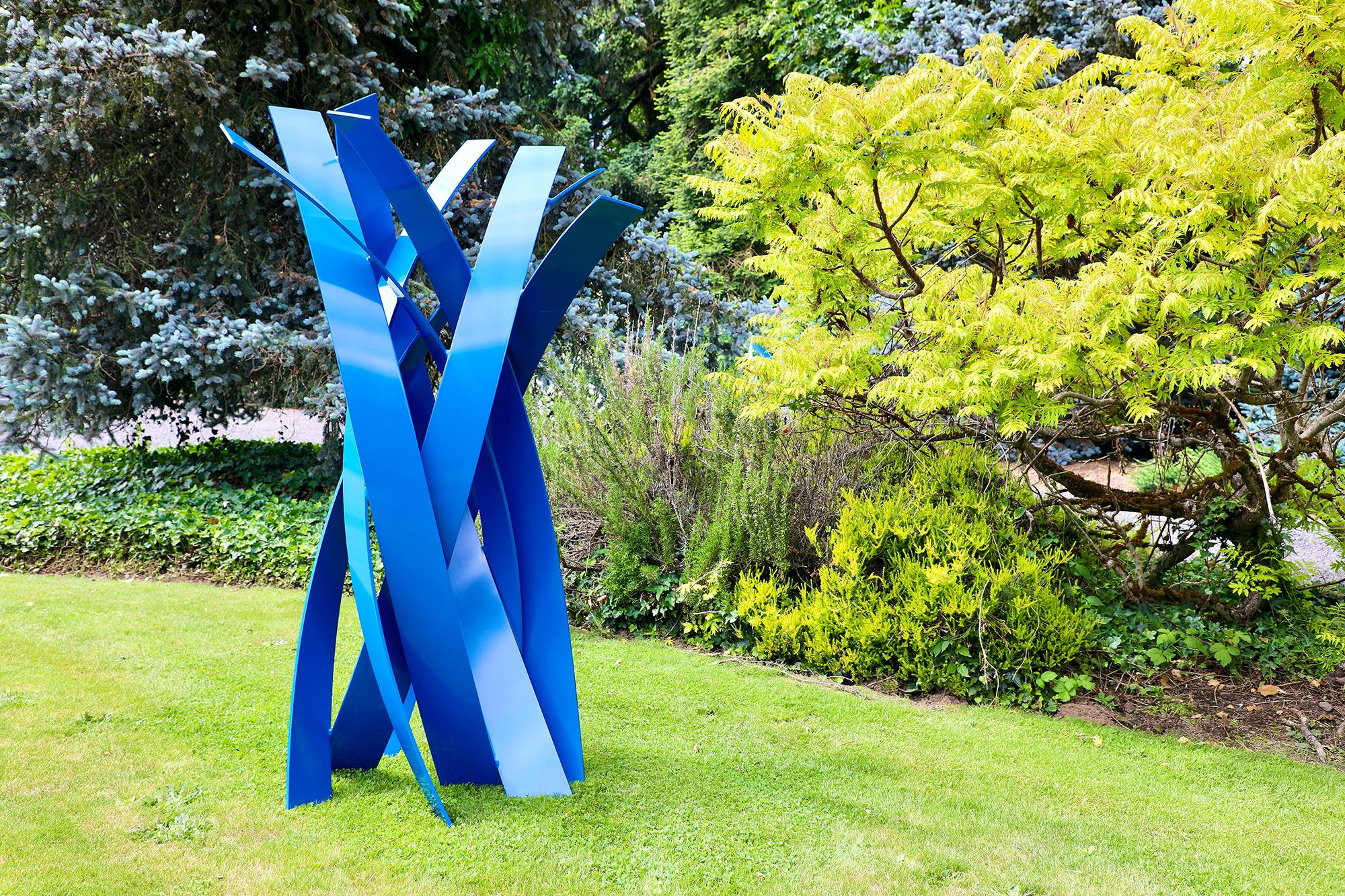 Grande sculpture autoportante de Matt Devine. Avec une ligne forte et des formes répétées et distinctes, "Little Boy Blue" peut aussi bien être placé à l'intérieur qu'à l'extérieur. 

MATT DEVINE
"Little Boy Blue"
78 x 42 x 42 in.
Aluminium avec