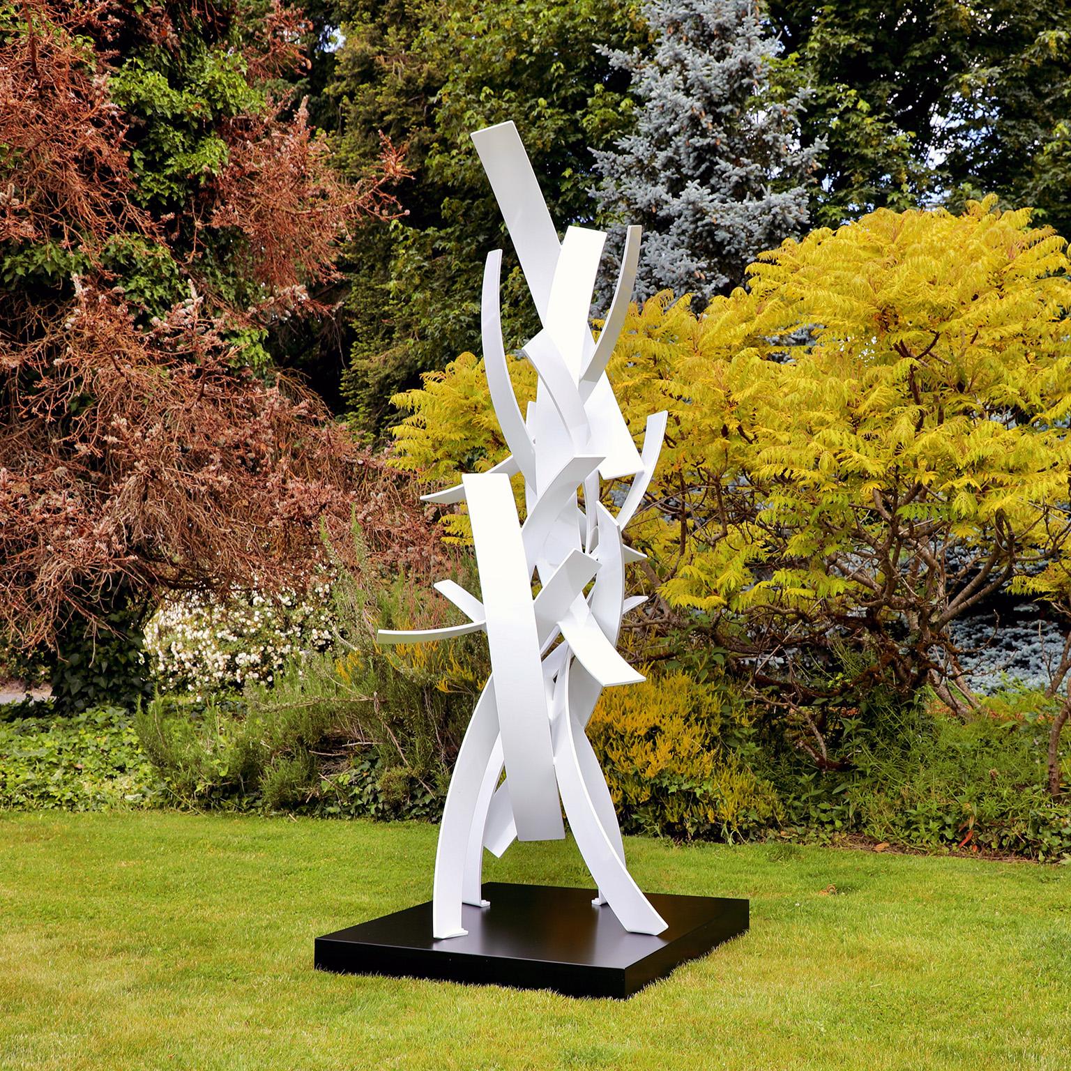 Matt Devine Abstract Sculpture – "Aufstand #4"  Organische, abstrakte Metallskulptur, großformatig, außen, weiß