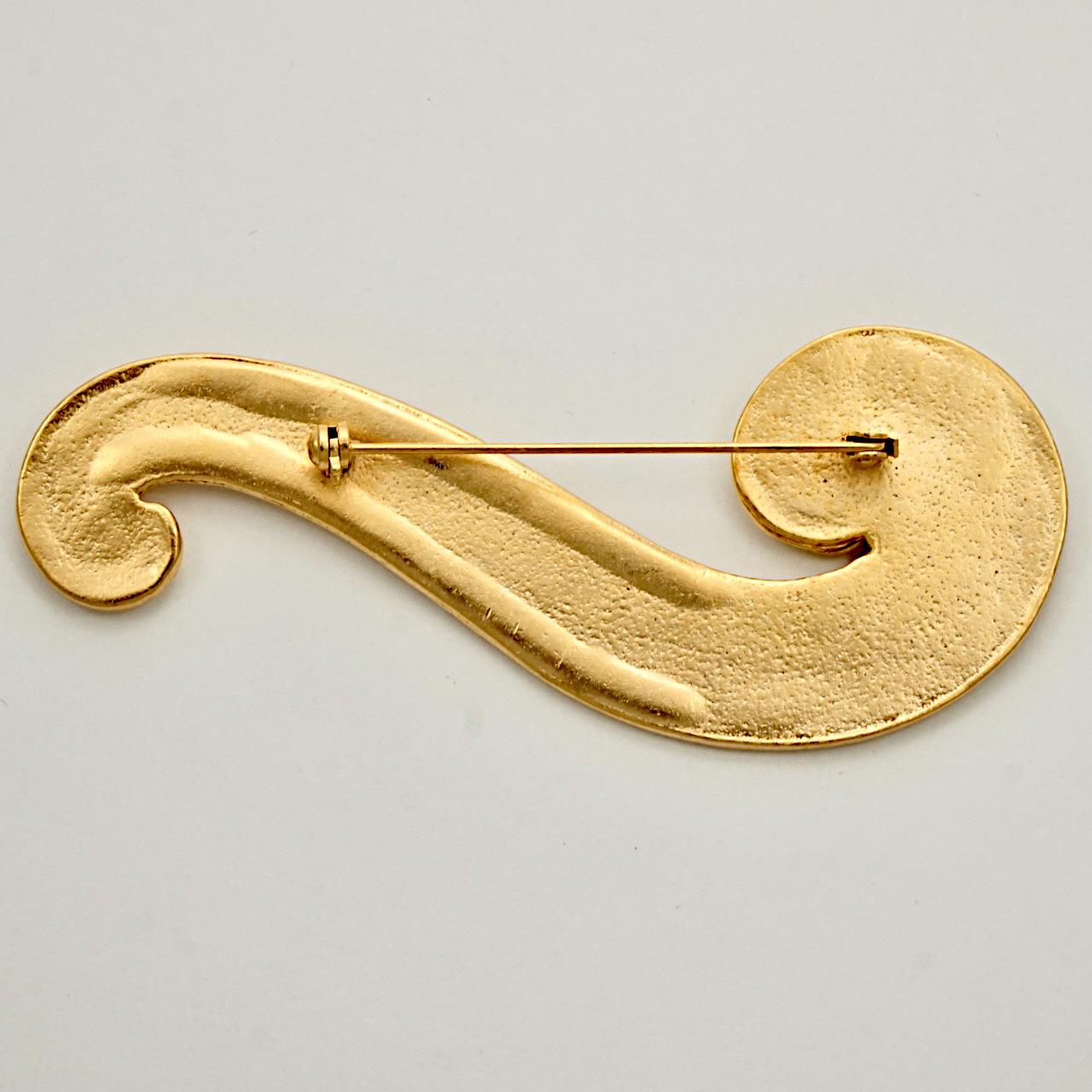 Wonderful gold plated abstract wave brooch, with a matt finish. Measuring length 9.05 cm / 3.5 inches by width 3.5 cm / 1.37 inches. The brooch is in very good condition.

This stylish statement brooch is circa 1980s.