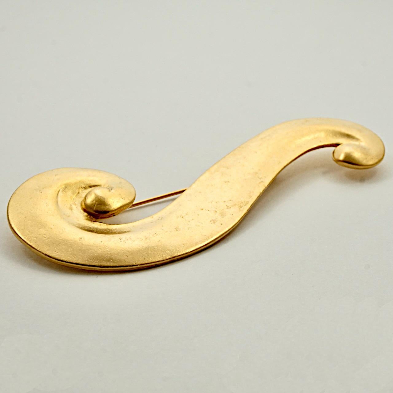 Matt Gold Plated Abstract Wave Statement Brooch circa 1980s In Good Condition For Sale In London, GB
