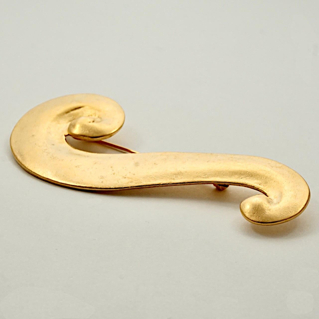 Women's or Men's Matt Gold Plated Abstract Wave Statement Brooch circa 1980s For Sale