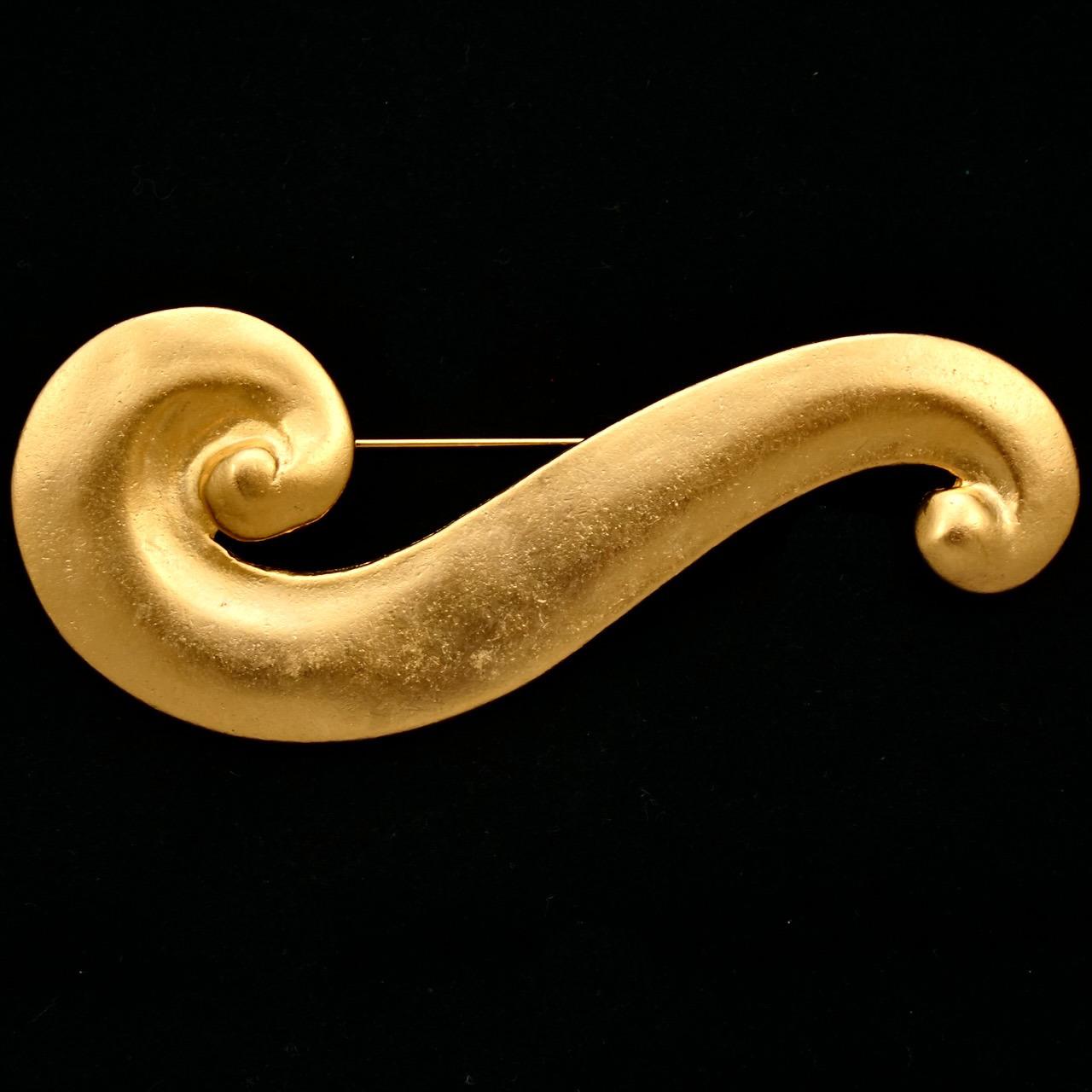 Matt Gold Plated Abstract Wave Statement Brooch circa 1980s For Sale 1