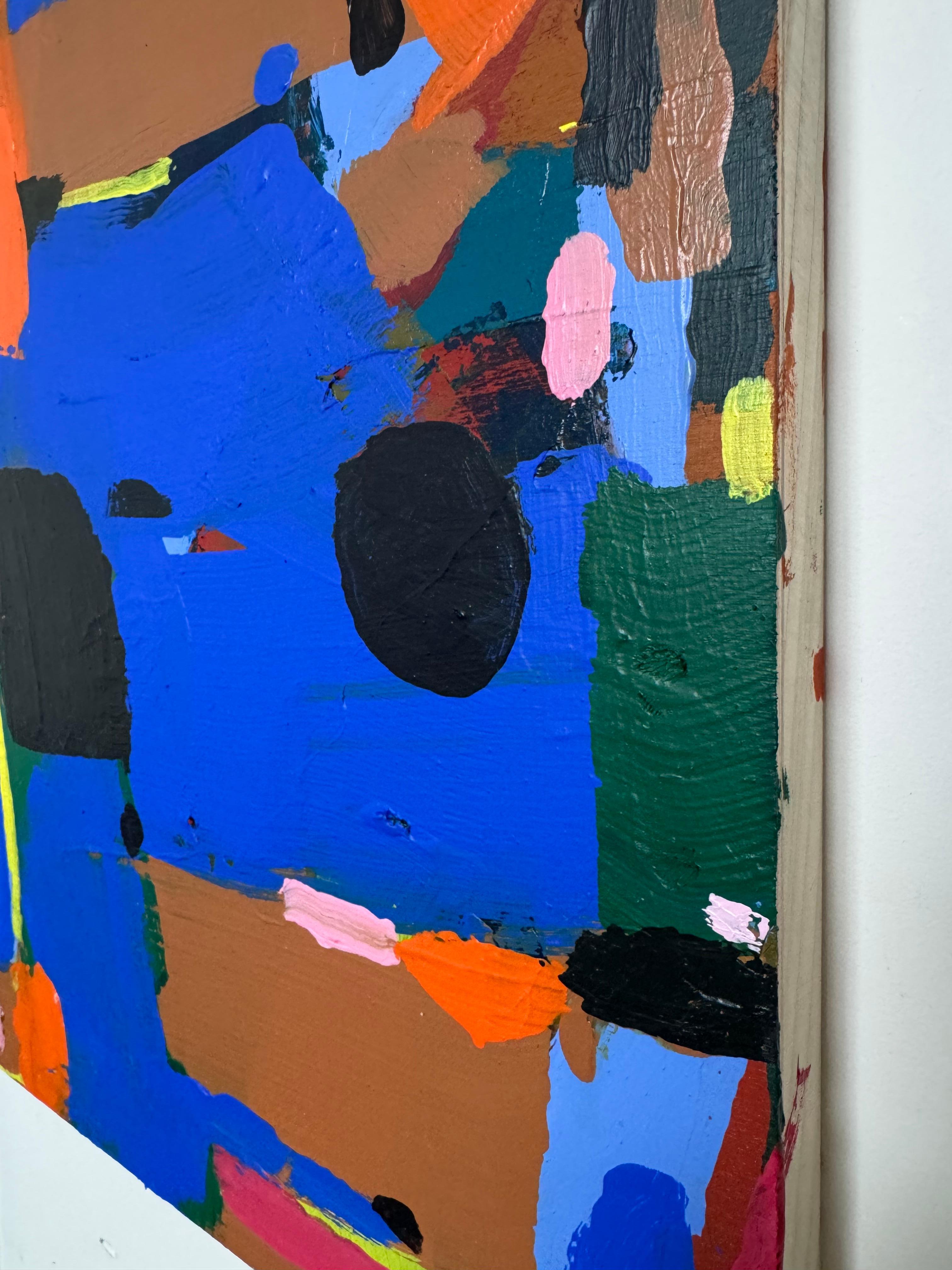 Dieses Werk ist ein abstraktes Acrylgemälde auf einer Holzplatte. Es zeichnet sich durch eine kühne, energiegeladene Komposition aus, die aus großen, blockartigen Formen und ausdrucksstarken Pinselstrichen in gesättigten Farben besteht.

Dominante