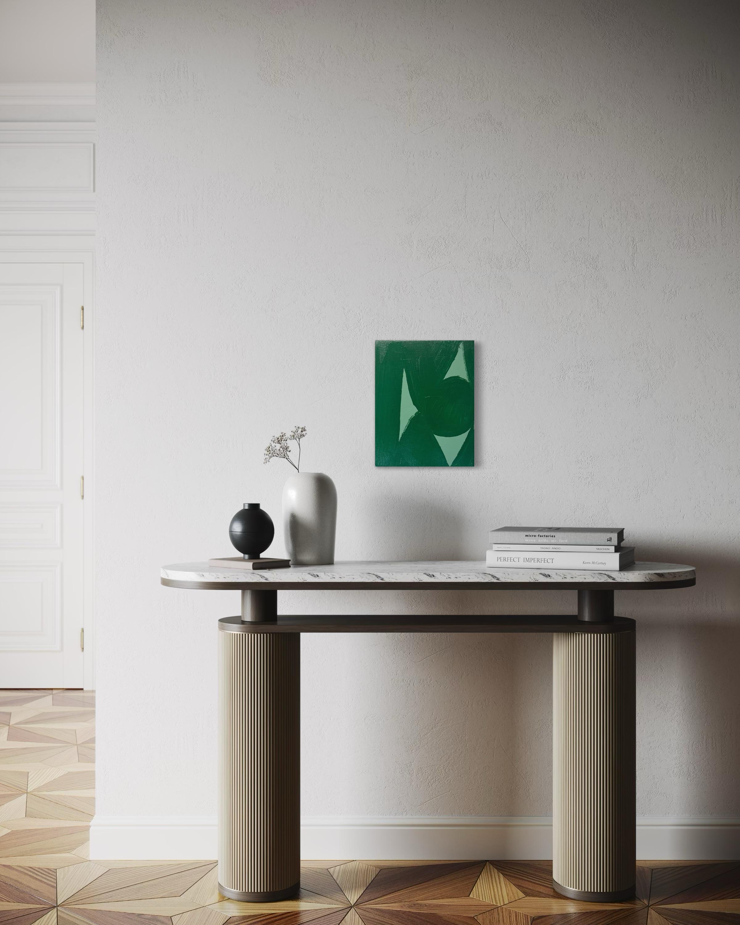 Dieses Kunstwerk wurde mit Acrylfarbe auf Leinwand hergestellt und zeigt eine Mischung aus geometrischen und organischen Formen in einer grünen Palette. Das Gemälde wurde mit großen, selbstbewussten Pinselstrichen und im Bewusstsein der Kanten jeder