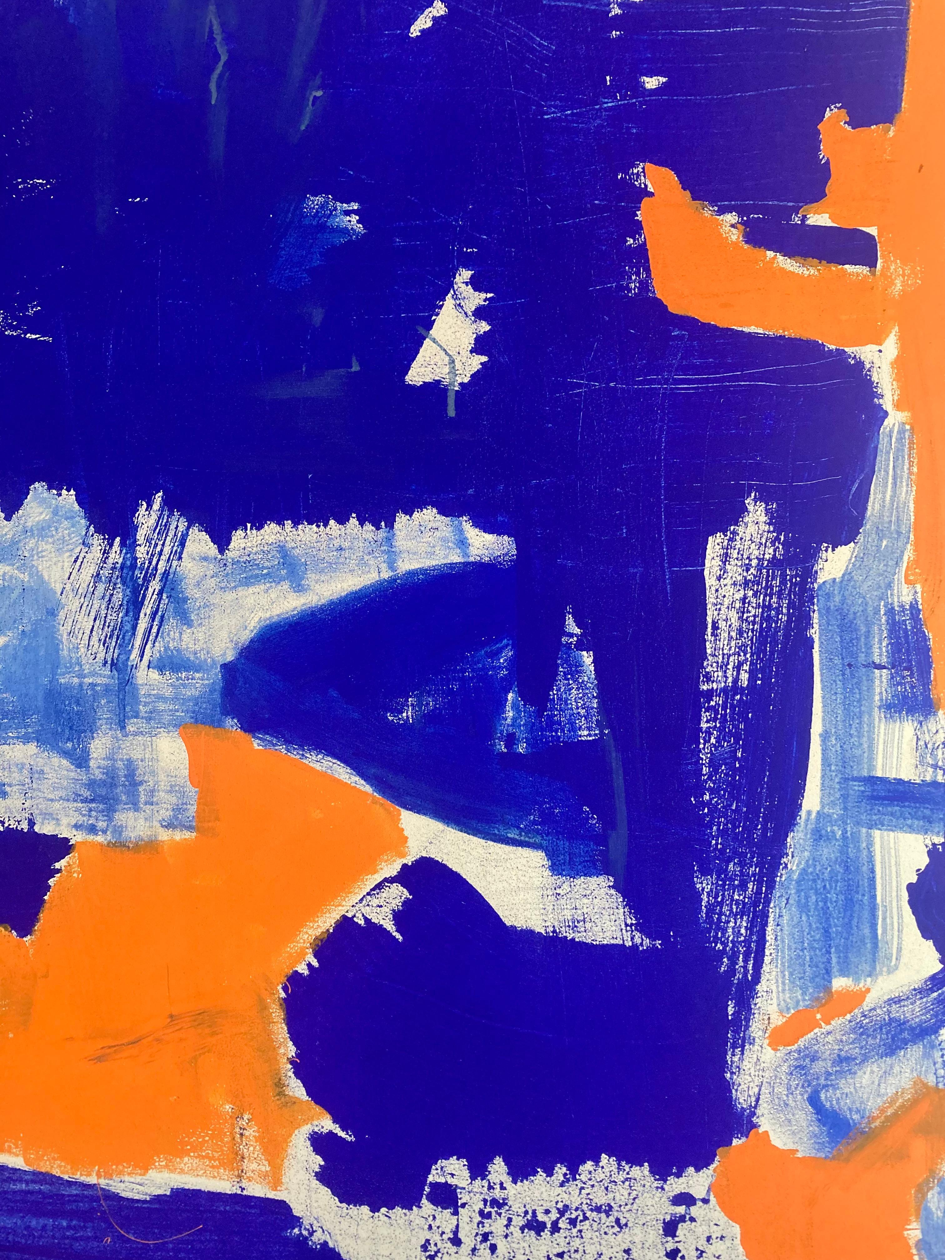 Dieses Werk zeigt ein auffälliges Zusammenspiel von tiefem Kobaltblau und leuchtendem Orange, überlagert von helleren blauen und gebrochen weißen Passagen, die eine fließende Bewegung auf der Oberfläche suggerieren. Die kühnen Kontraste und die