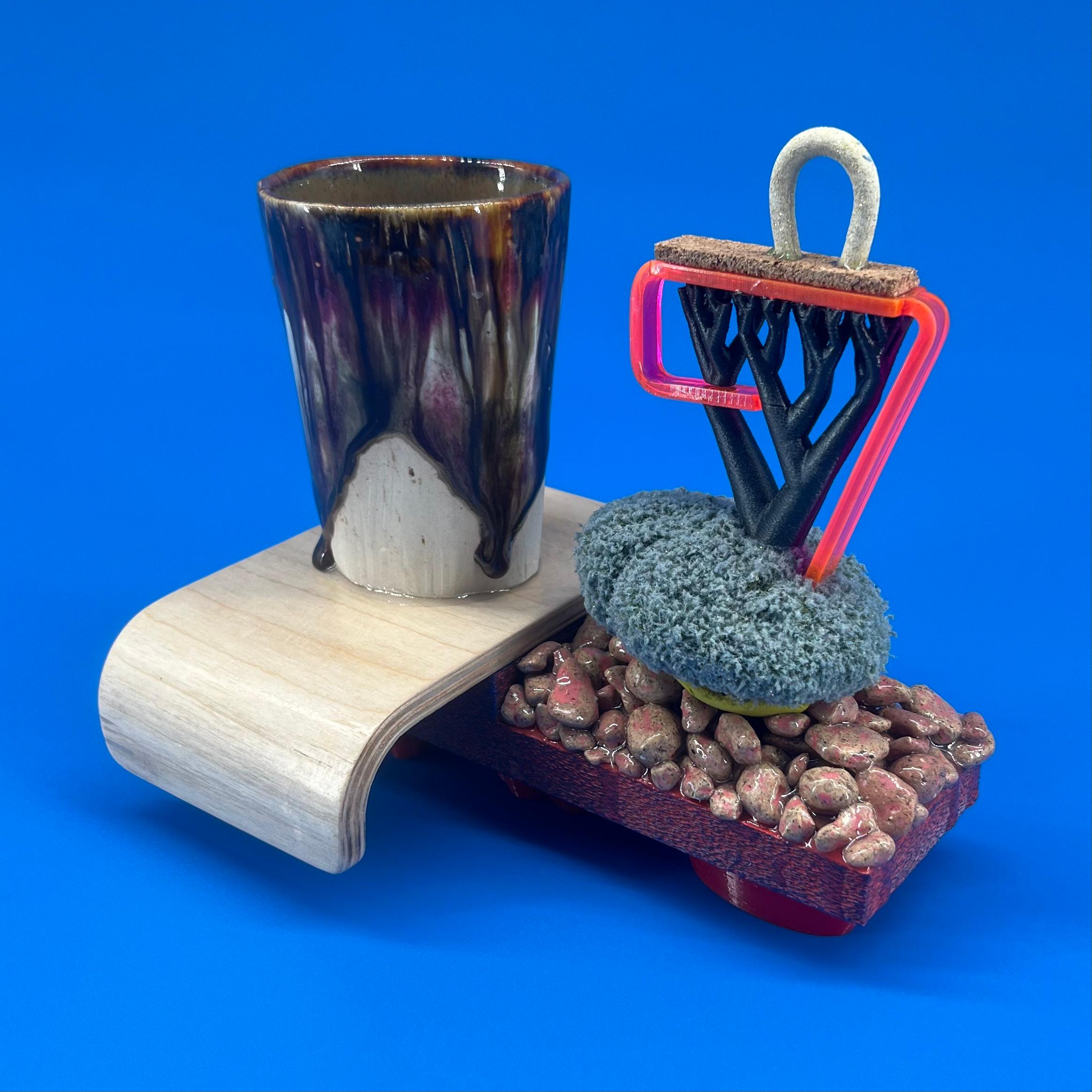 Sculpture en céramique mixte, 6 x 6.5 x 5 in, Matt Mitros, résine imprimée en 3D

Matt Mitros est né à Philadelphie, PA. Après avoir obtenu sa licence à la Penn State University, il a été artiste en résidence à l'Arrowmont School of Arts & Crafts