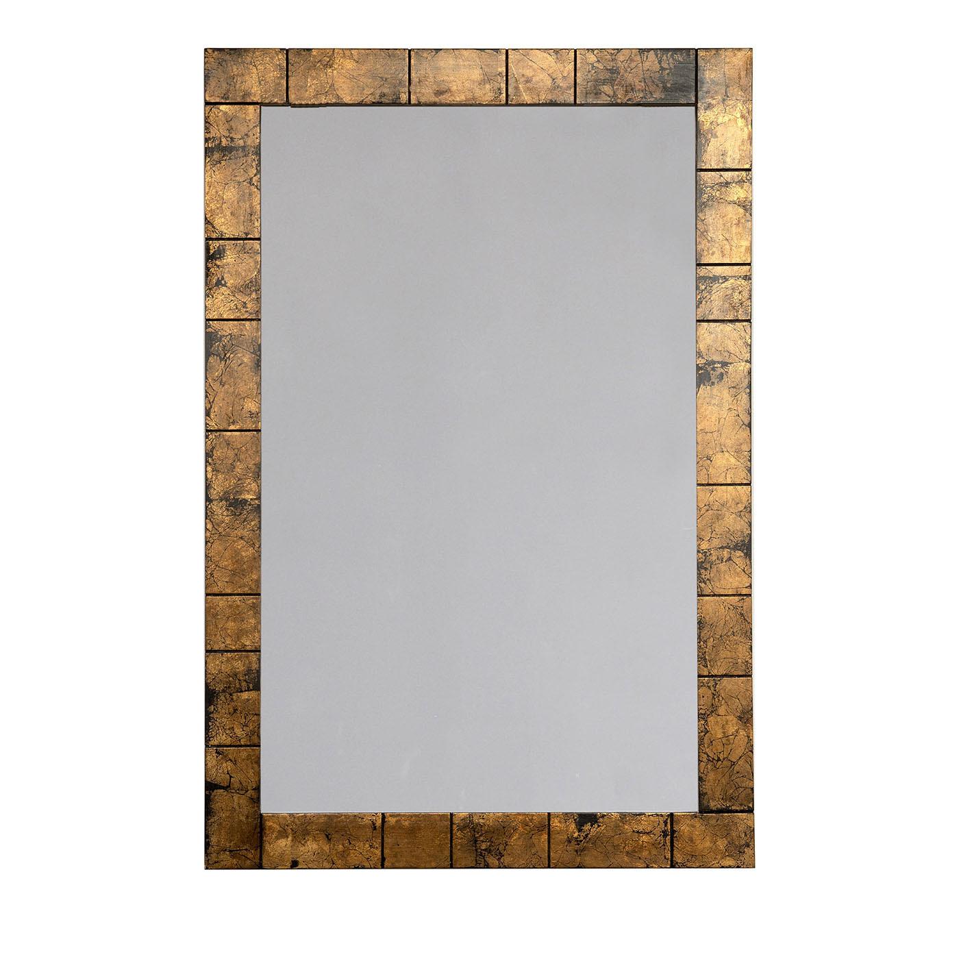 Ricco di fascino regale, questo specchio da parete rettangolare in legno presenta un design geometrico ordinato e armonioso, nobilitato da una preziosa finitura in foglia di bronzo su sfondo nero. La sua eleganza rigorosa riflette inequivocabilmente