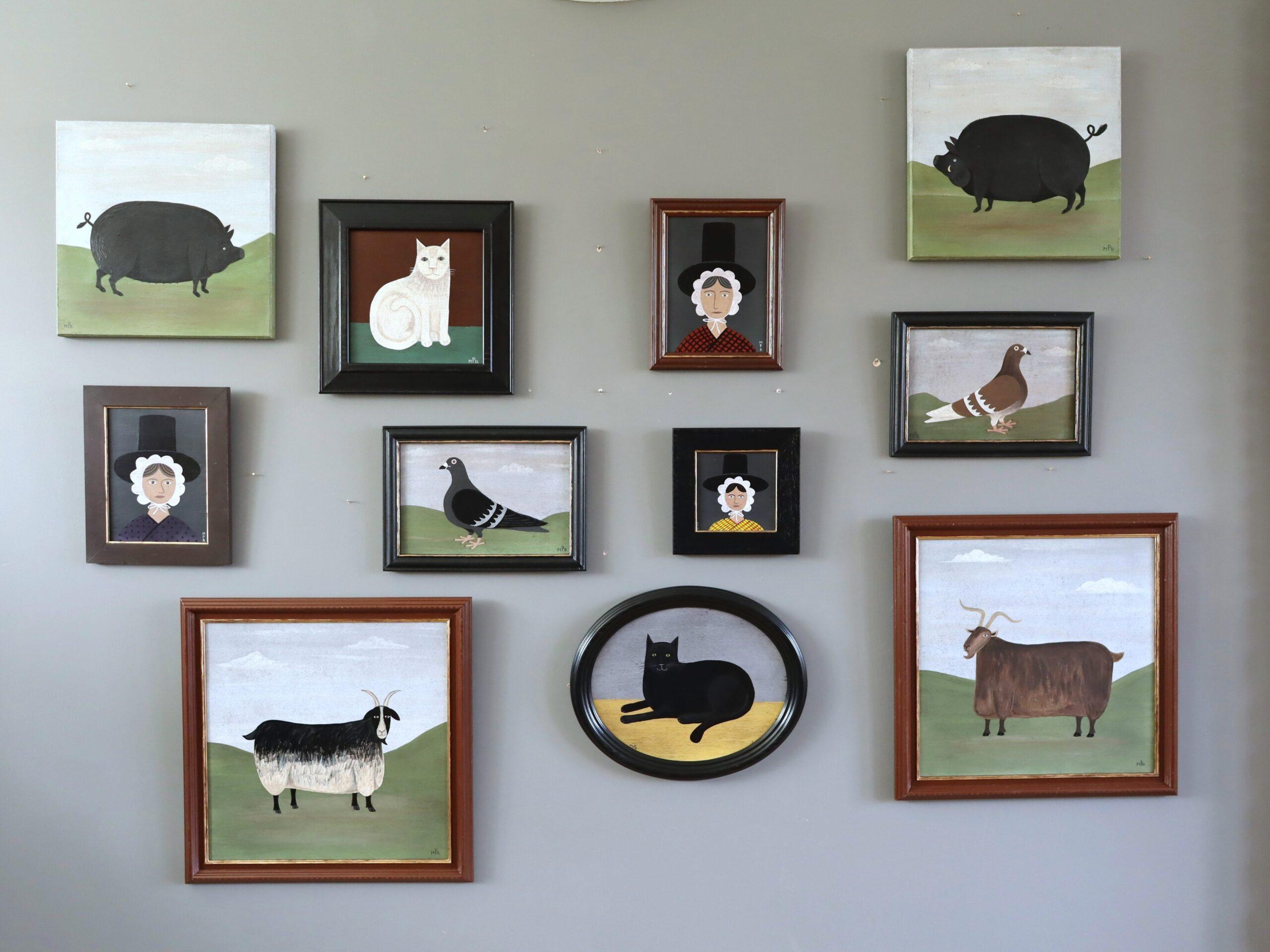 Modernista contemporáneo Pintura al �óleo original de estilo naïve sobre animales -Jabalí en el pasto - Animal Painting Gris de Matt Rix