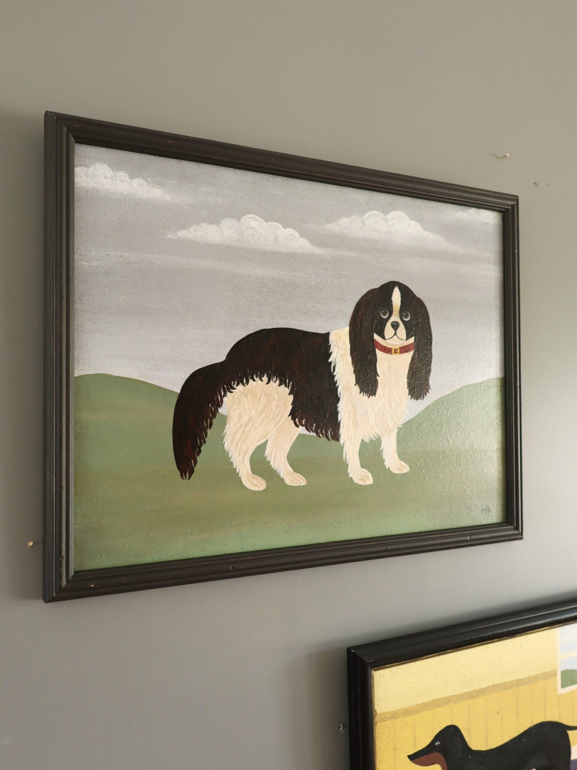 KING-CHARLES-SPANIEL
Größe: 33 x 43 cm (einschließlich Rahmen)
Öl auf Karton

Eine sehr liebenswerte und einnehmende Hundekomposition eines King Charles Spaniels, gemalt in einem naiven Stil in Öl auf Platte vom britischen Künstler Matt Rix.

Der