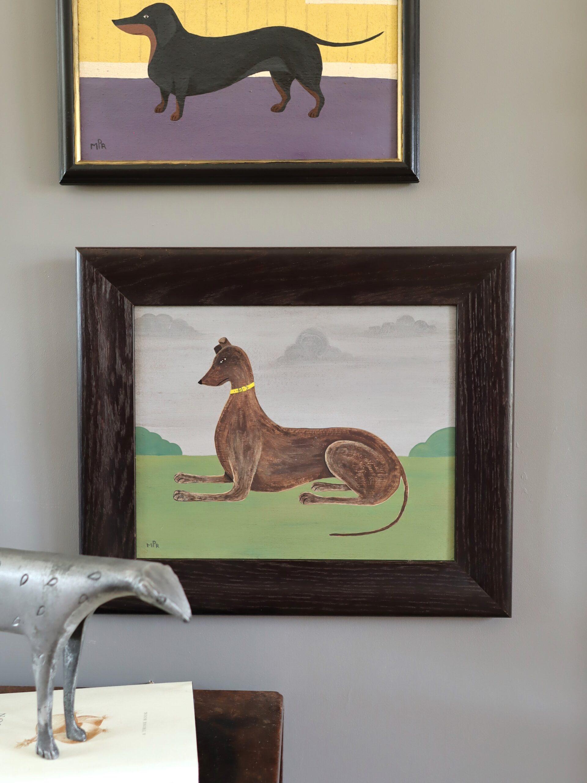 Peinture à l'huile contemporaine de style naïf sur les animaux - Lévrier à collier jaune - Contemporain Painting par Matt Rix