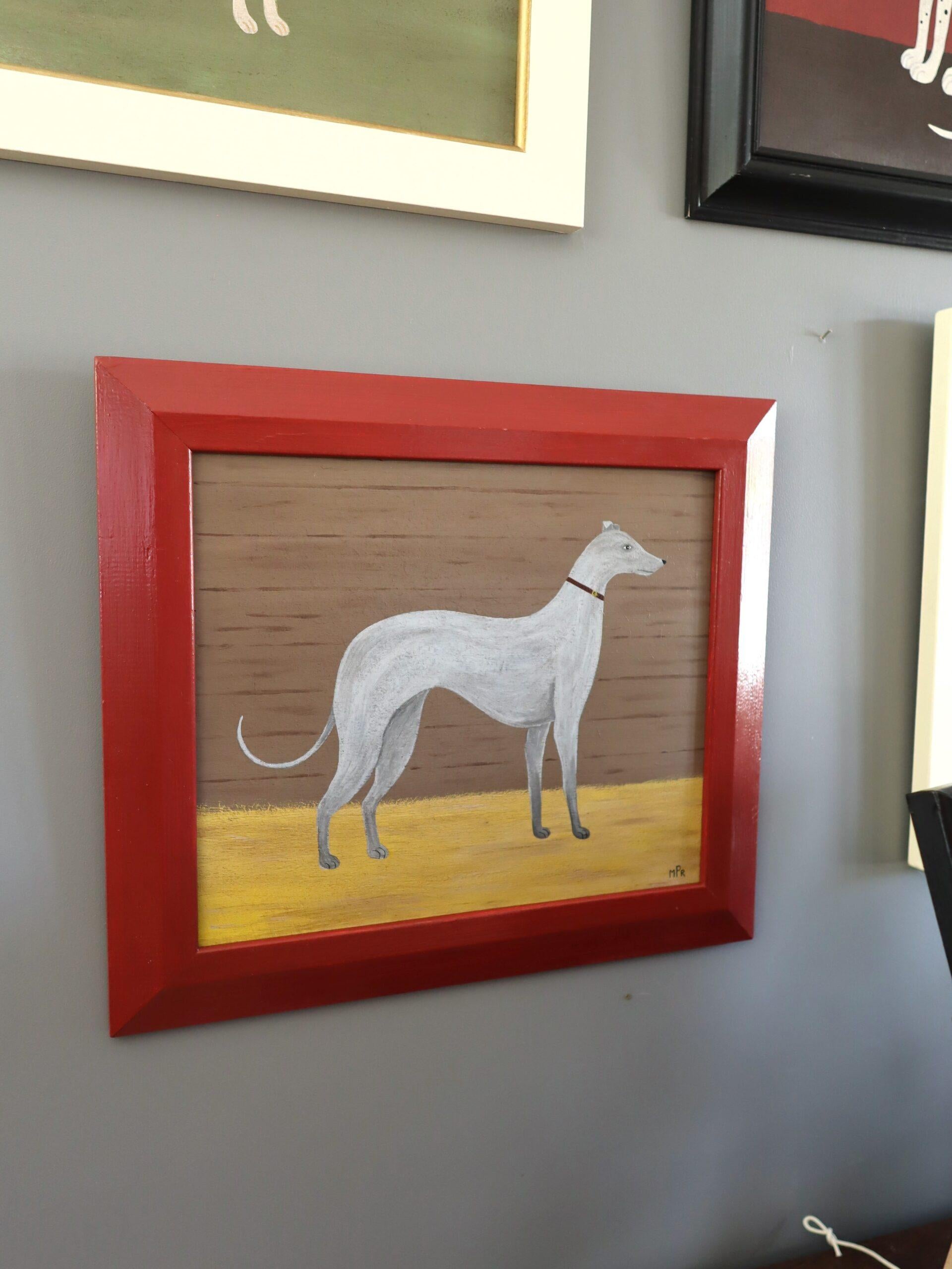 GREYHOUND
Größe: 34 x 39 cm (einschließlich Rahmen)
Öl auf Karton

Eine sehr liebenswerte und einnehmende Hundekomposition eines Windhundes, gemalt in einem naiven Stil in Öl auf Platte vom britischen Künstler Matt Rix.

Der Hund, gemalt in einem