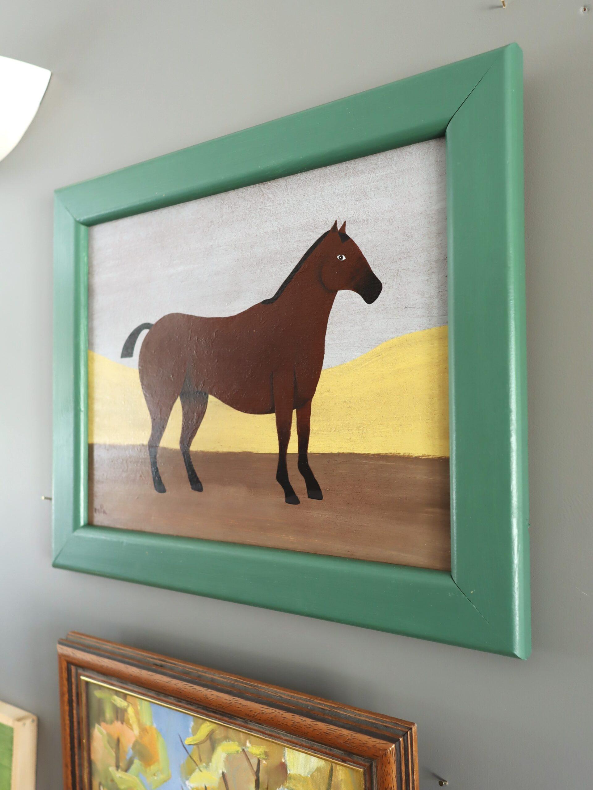 UN CABALLO SIN NOMBRE
Tamaño: 35,5 x 43,5 cm (incluido el marco)
Óleo sobre tabla

Una encantadora y atractiva composición animal contemporánea que capta el perfil de un caballo marrón en actitud de alerta frente a un paisaje desértico suavemente