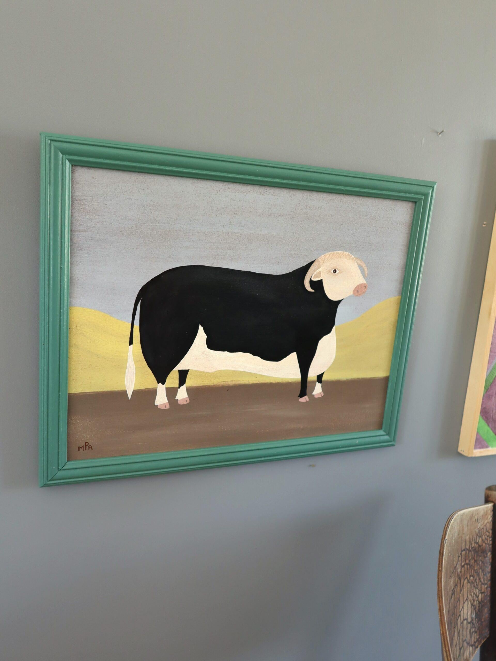 PREIS HEREFORD BULL
Größe: 33 x 43,5 cm (einschließlich Rahmen)
Öl auf Karton

Eine fesselnde zeitgenössische Tierkomposition, die die stoische Präsenz eines schwarz-weißen Hereford-Bullen einfängt. Der britische Künstler Matt Rix hat sie in einem
