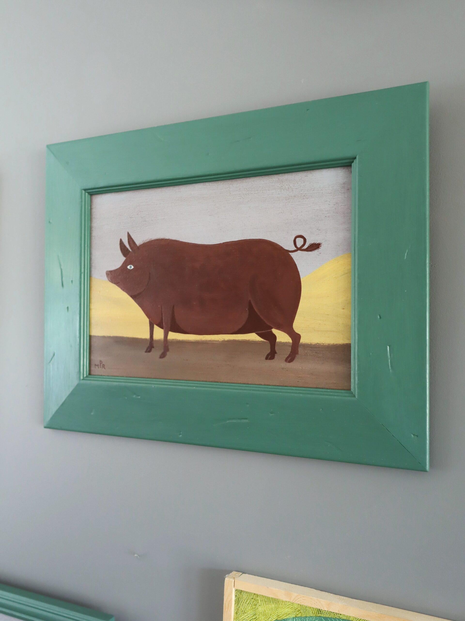 PRIX TAMWORTH PIG
Taille : 33 x 42 cm (cadre compris)
Huile sur carton

Cette charmante composition animalière contemporaine met en scène un cochon de Tamworth stylisé, au profil assuré, sur une toile de fond minimaliste et tricolore, peinte dans un