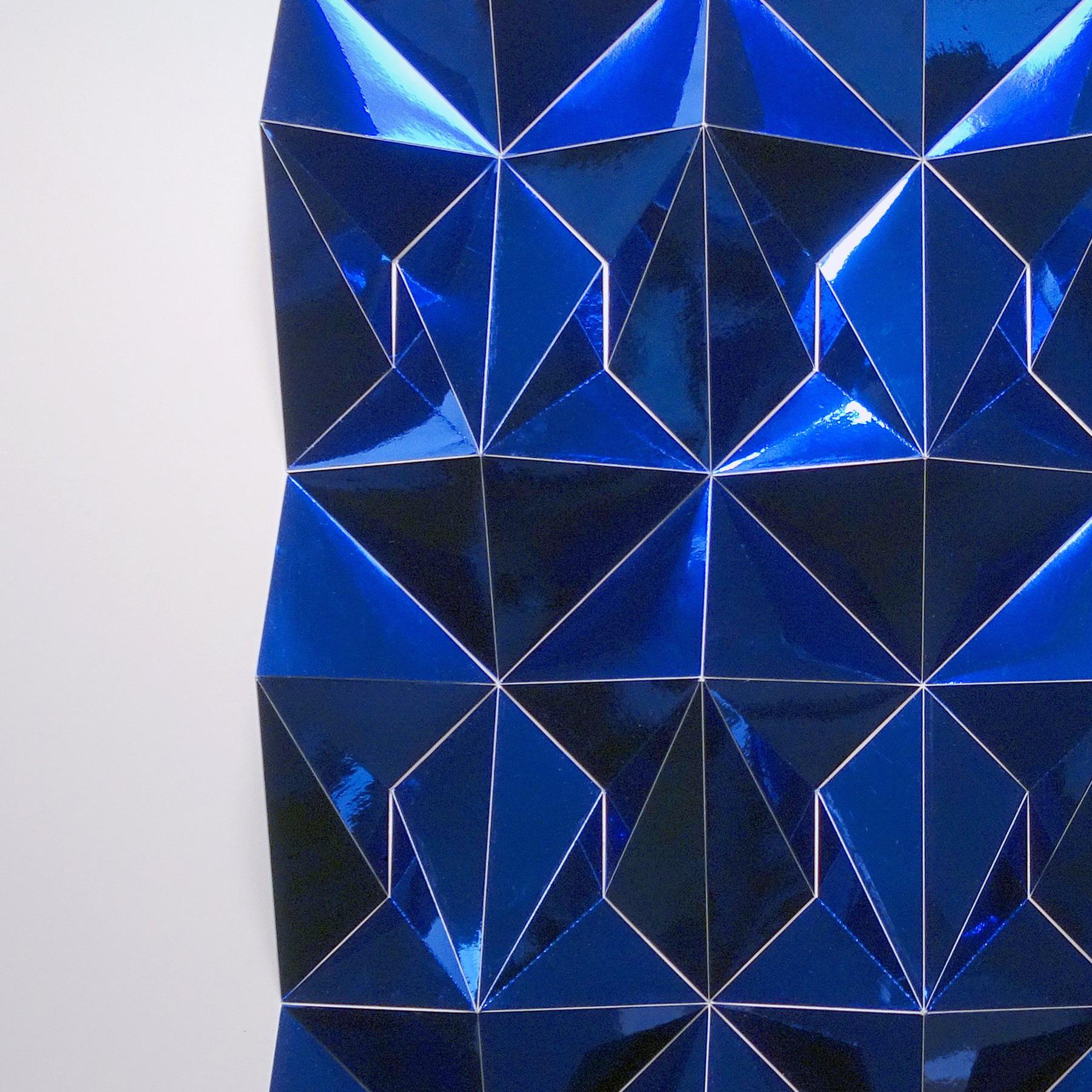 Ara 377 in Blau – Sculpture von Matt Shlian