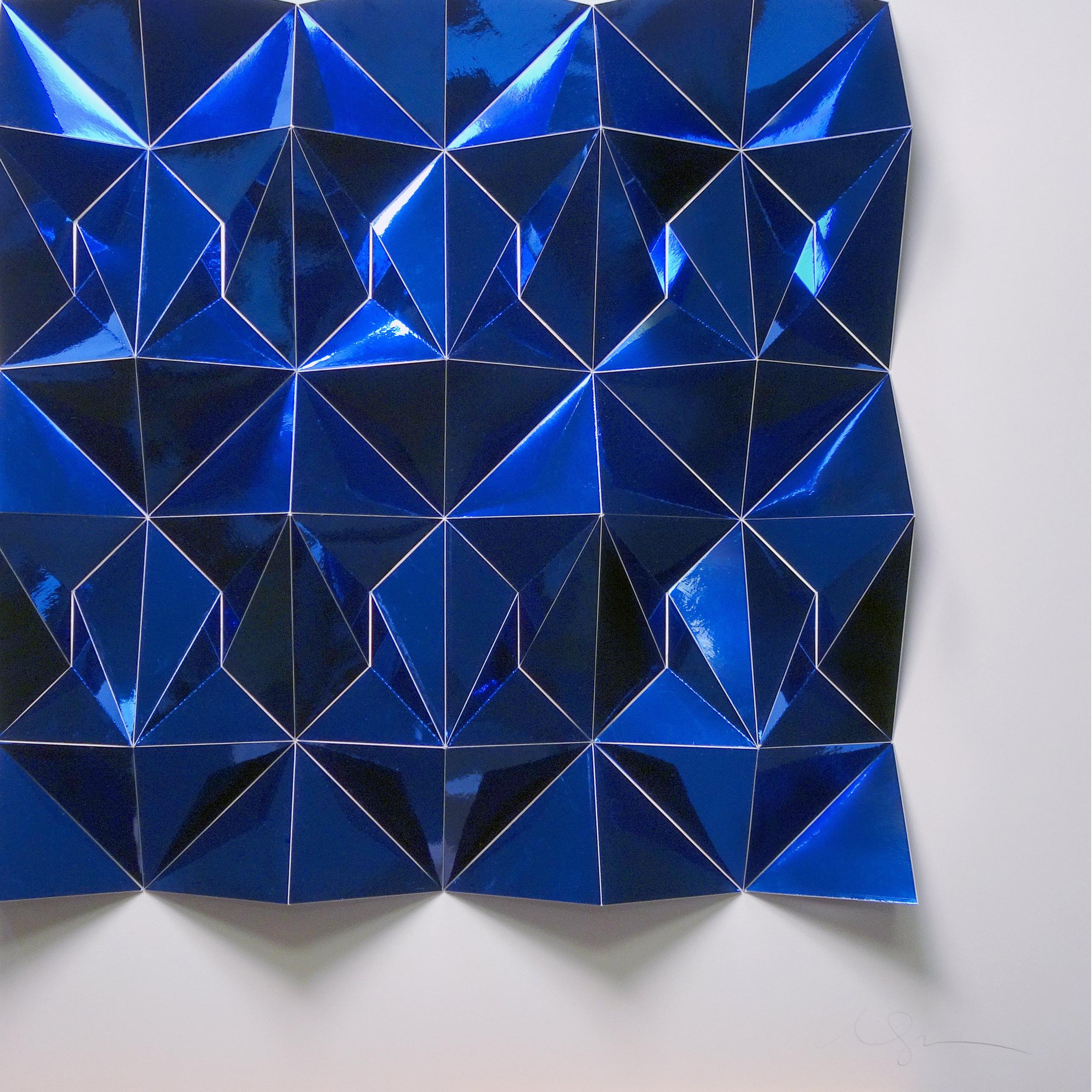 Ara 377 in Blau (Grau), Abstract Sculpture, von Matt Shlian