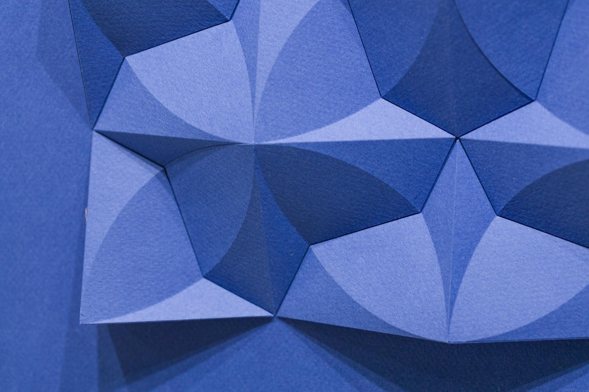 „Omoplata 162 in Königsblau“, handgeformtes Archivpapier, abstrakte Muster (Zeitgenössisch), Mixed Media Art, von Matt Shlian