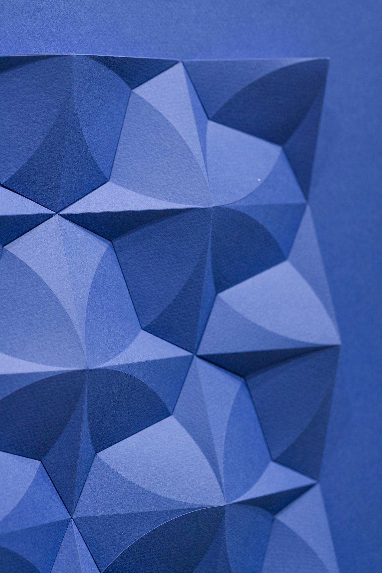 « Omoplata 162 in Royal Blue », papier d'archives plié à la main, motifs abstraits en vente 1