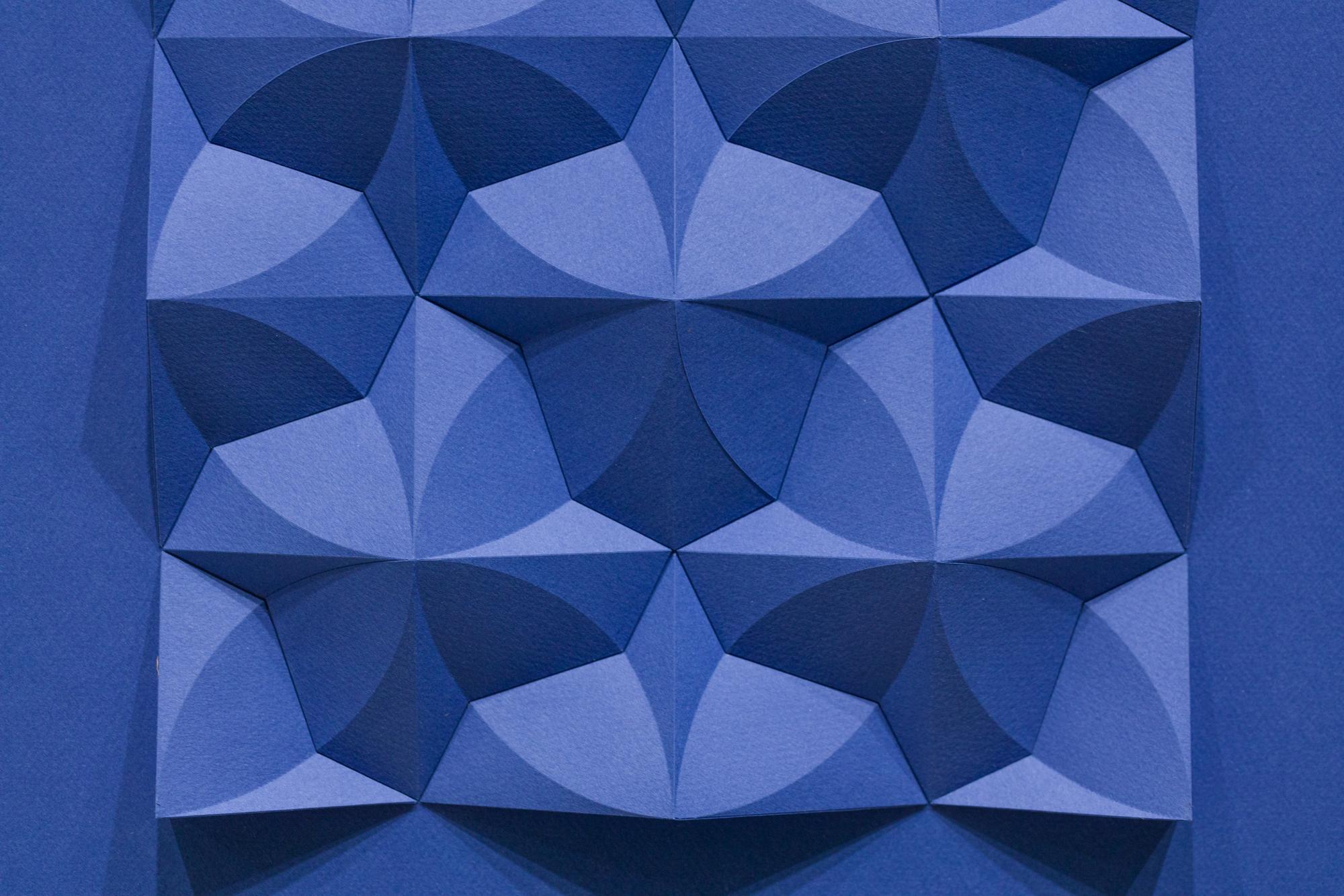 „Omoplata 162 in Königsblau“, handgeformtes Archivpapier, abstrakte Muster im Angebot 2