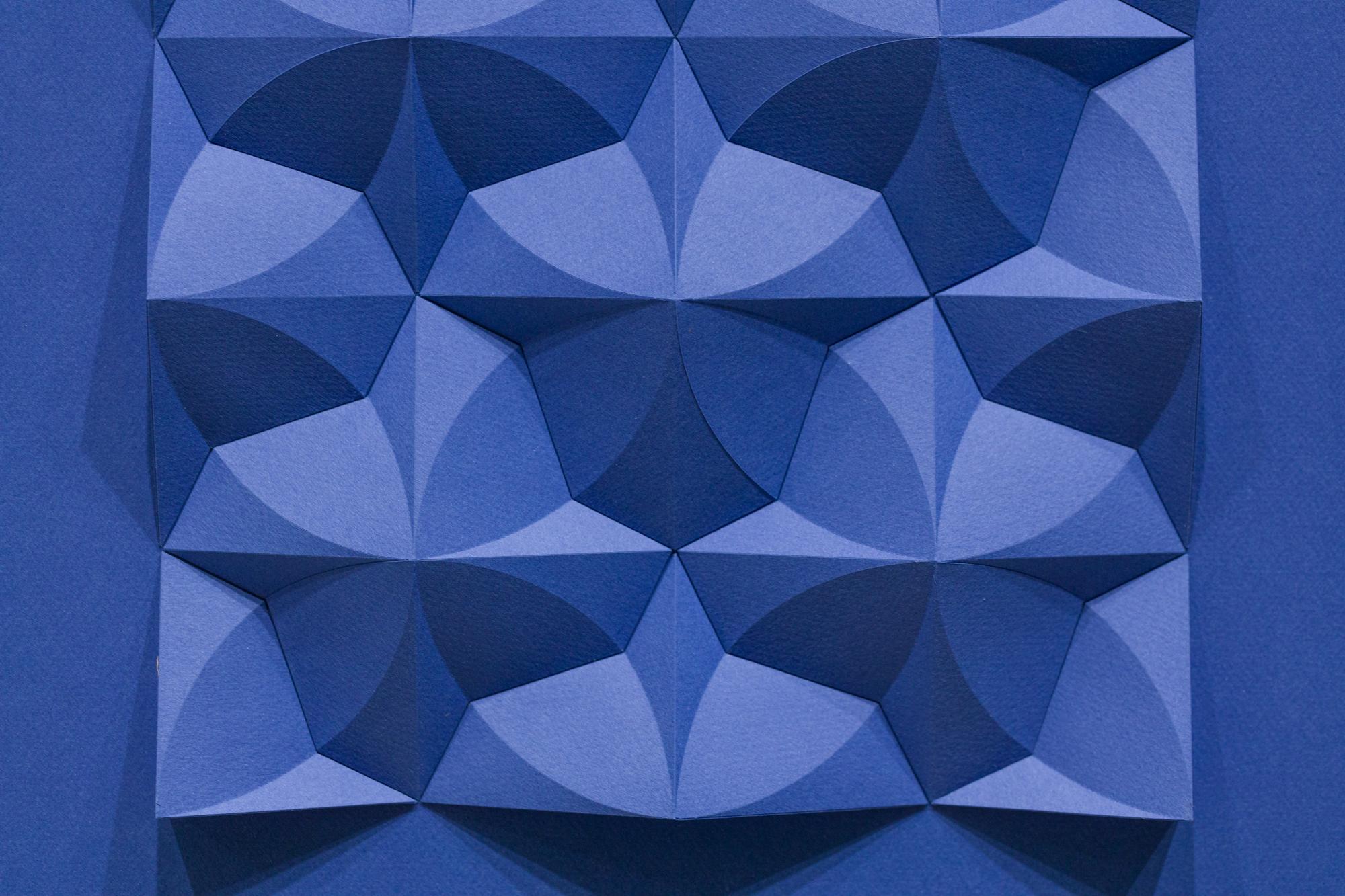 « Omoplata 162 in Royal Blue », papier d'archives plié à la main, motifs abstraits en vente 2