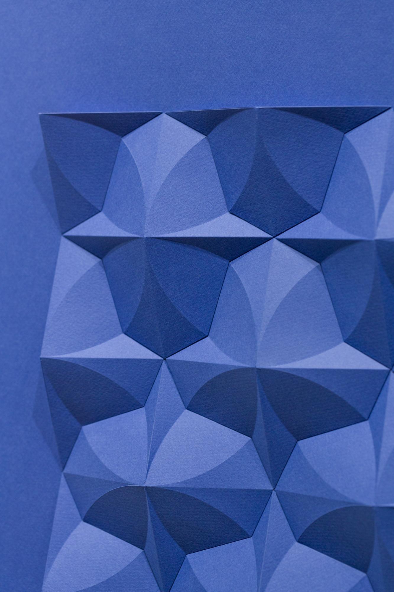 « Omoplata 162 in Royal Blue », papier d'archives plié à la main, motifs abstraits en vente 3