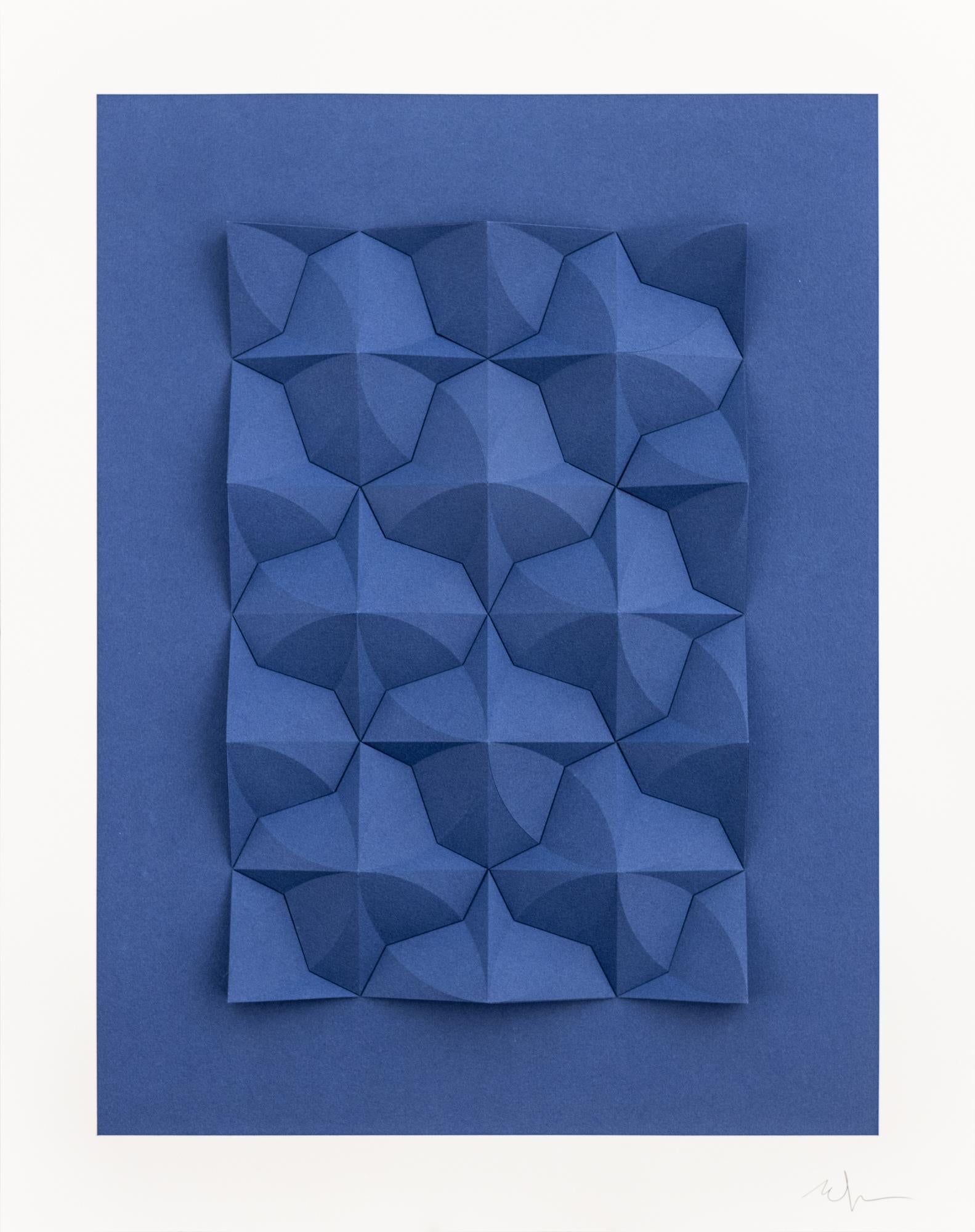 „Omoplata 162 in Königsblau“, handgeformtes Archivpapier, abstrakte Muster – Mixed Media Art von Matt Shlian