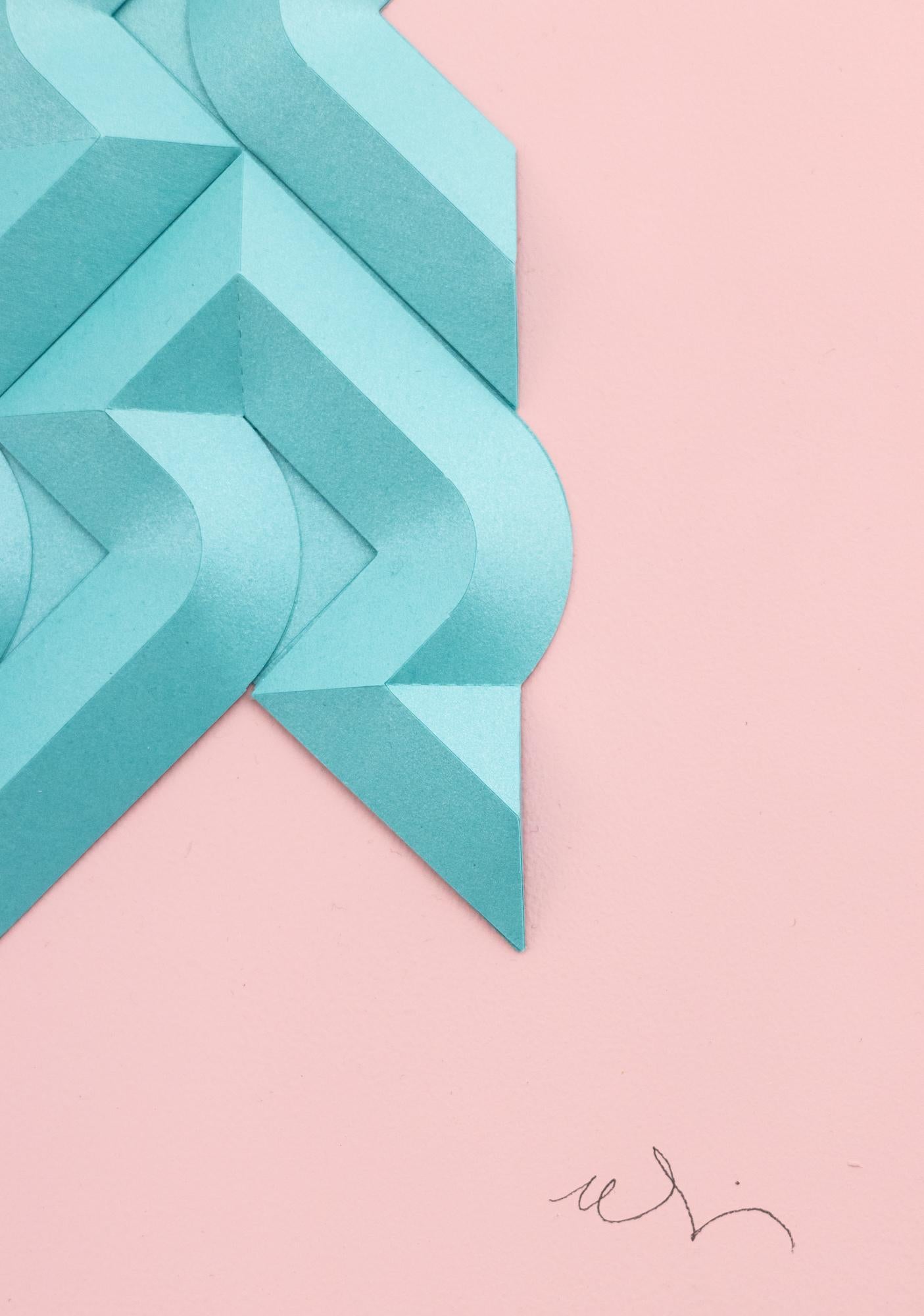 « S&S&S&S&S 4 in Iridescent Aquamarine on Pink », papier plié, motifs abstraits - Contemporain Art par Matt Shlian