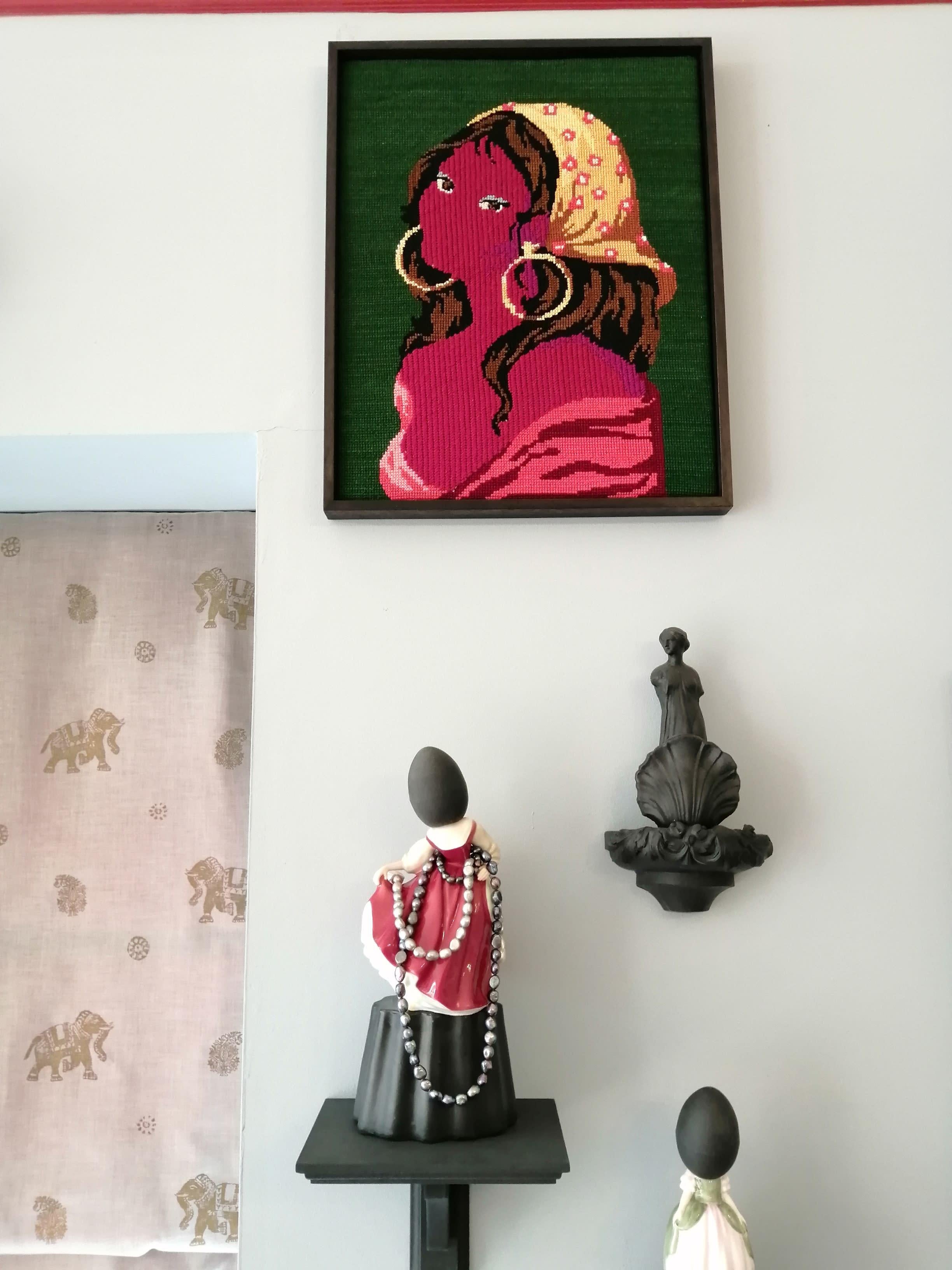 Matt Smith, Jeune fille rouge avec perles, Parisien noir, porcelaine perles d'eau douce en vente 1