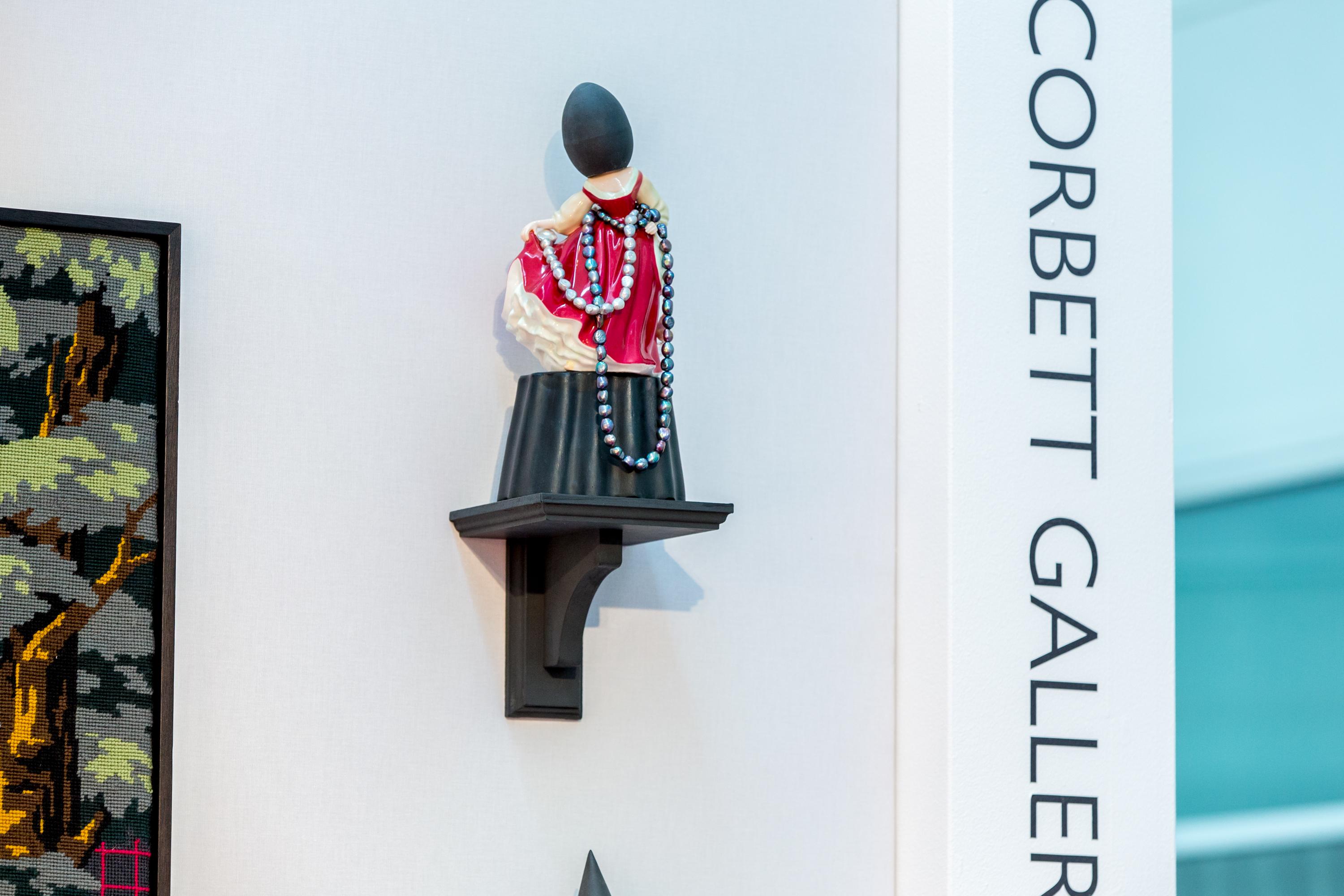 Matt Smith, Jeune fille rouge avec perles, Parisien noir, porcelaine perles d'eau douce en vente 2