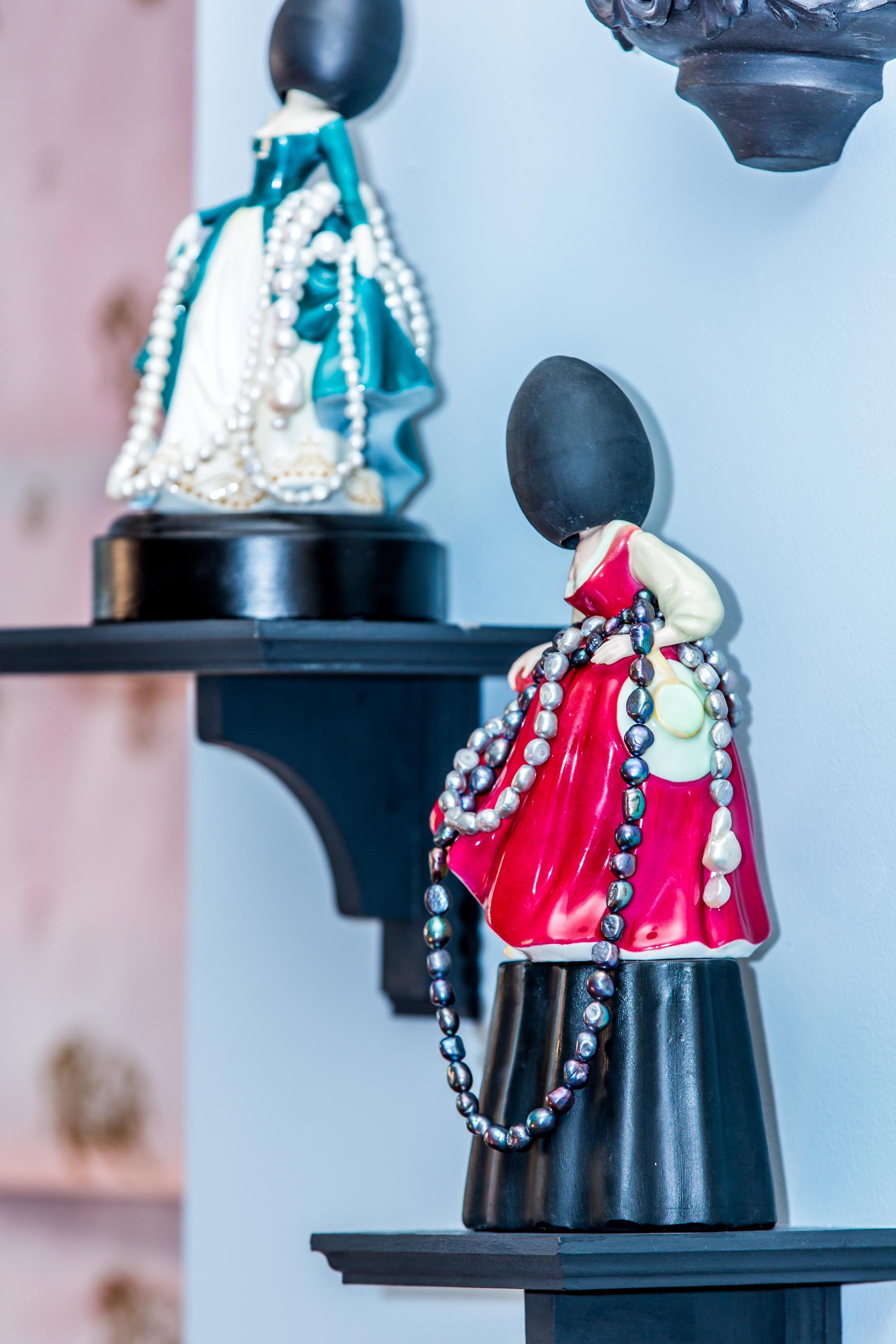 Matt Smith, Jeune fille rouge avec perles, Parisien noir, porcelaine perles d'eau douce en vente 3