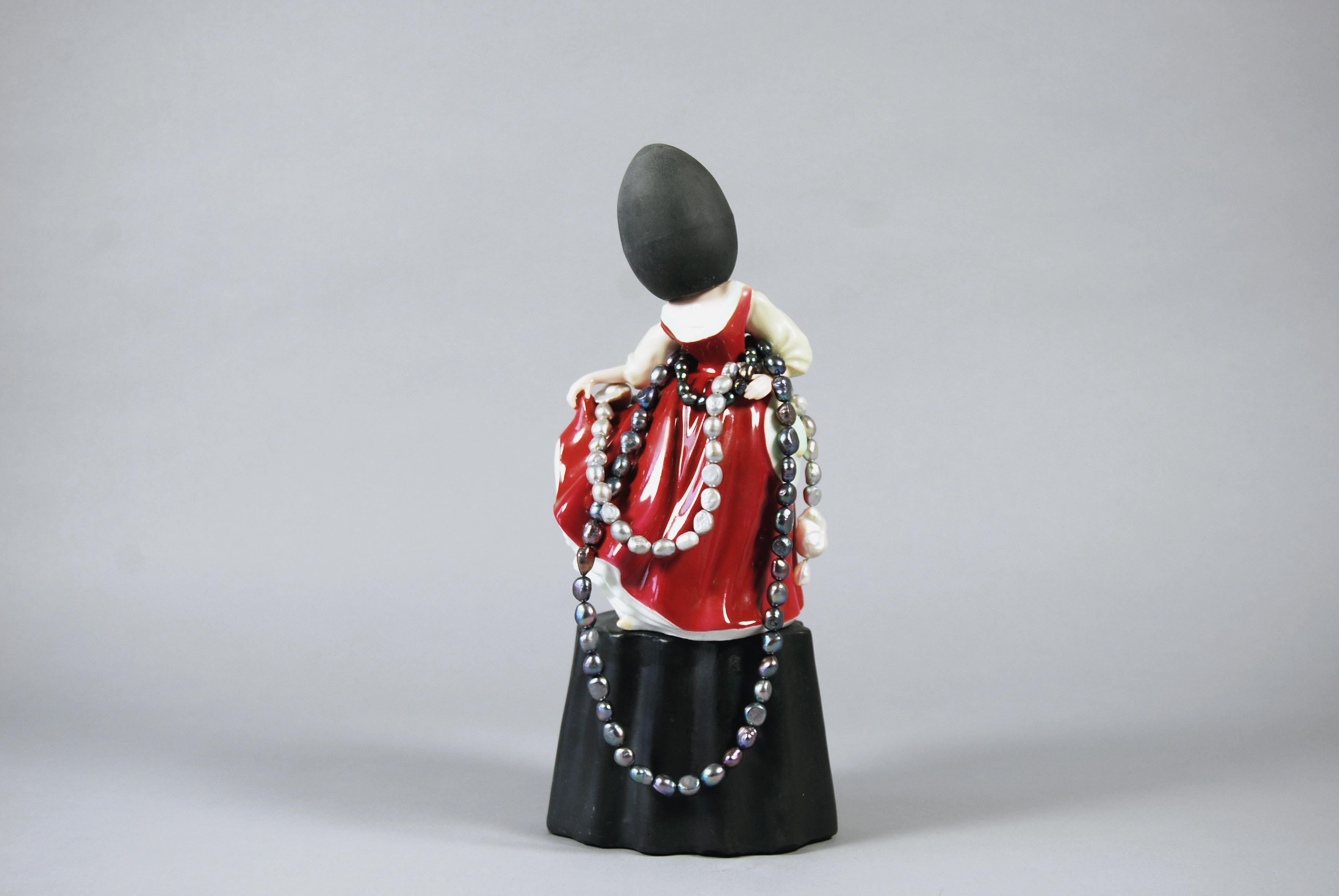 Fille rouge avec des perles, 2021
Paria noir, porcelaine et perles d'eau douce
30 x 16 x 13 cm
11 3/4 x 6 1/4 x 5 1/8 in.

Fille en robe rouge avec des perles en parian noir, porcelaine et perles d'eau douce

Matt Smith, né au Royaume-Uni, est bien