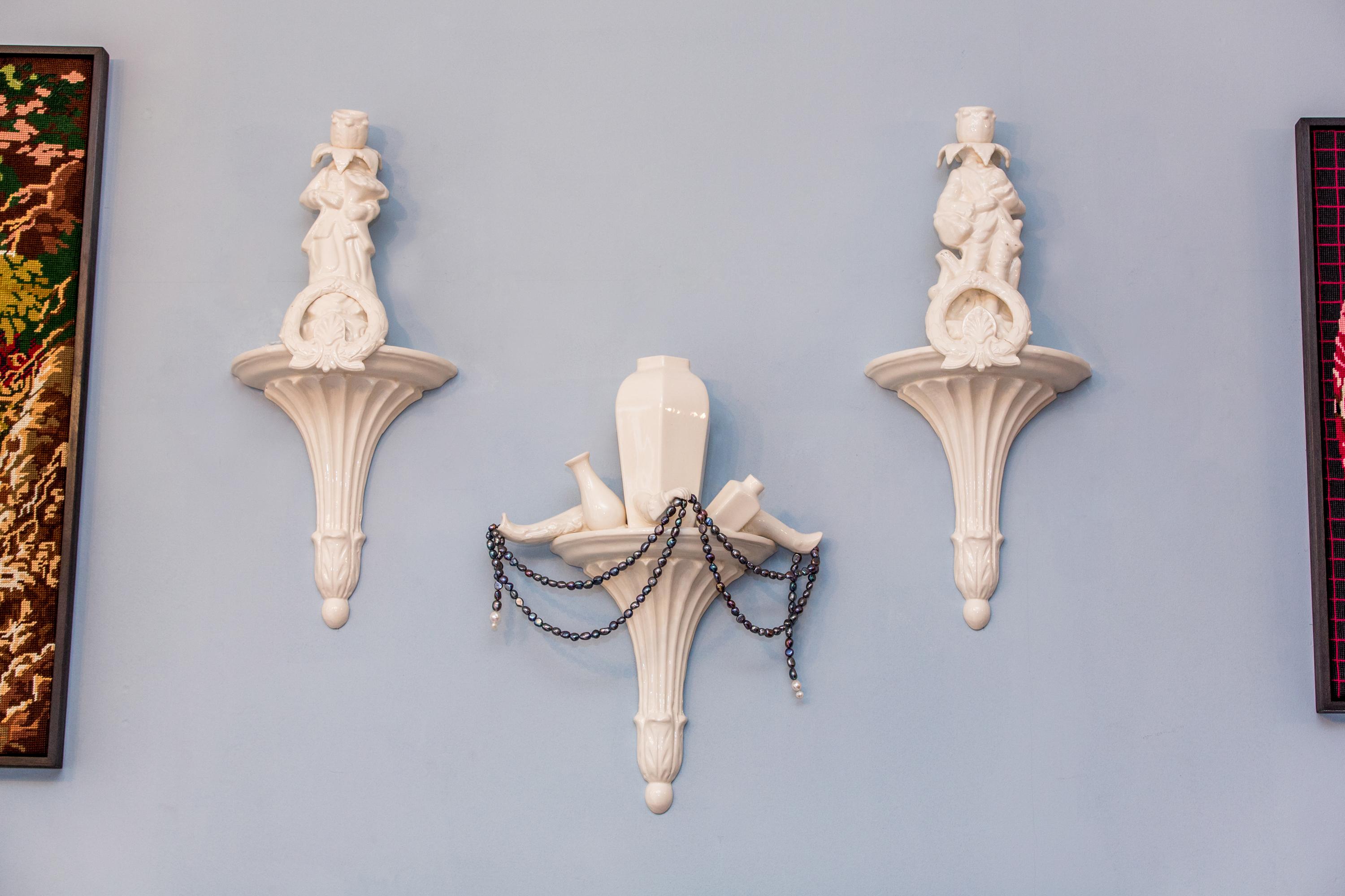 Cuillères blanches avec faïence et perles d'eau douce, 2021  - Maîtres anciens Sculpture par Matt Smith