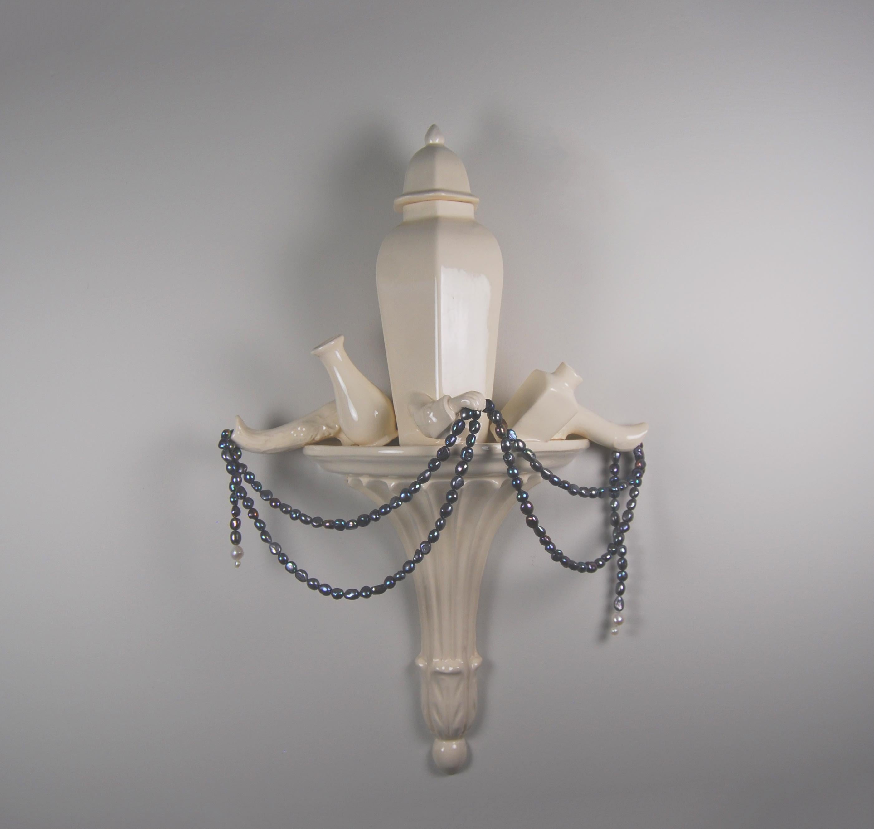 Abstract Sculpture Matt Smith - Cuillères blanches avec faïence et perles d'eau douce, 2021 
