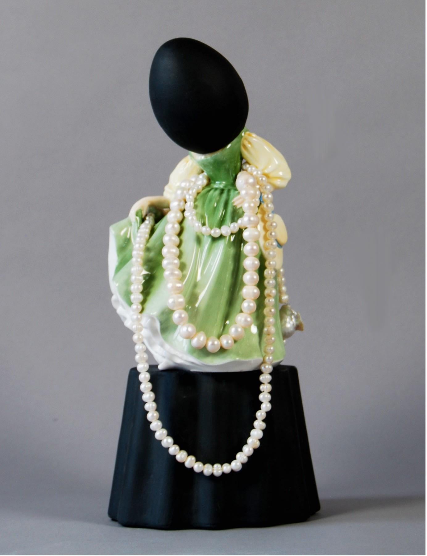 MATT SMITH (BRITANNIQUE)
Étude en vert avec des perles, 2021
Paria noir, céramique trouvée, perles d'eau douce
29 x 14 x 14 cm
11 1/2 x 5 1/2 x 5 1/2 in.
(MS206)
£ 4,000.00


Matt Smith, né au Royaume-Uni, est bien connu pour son travail spécifique