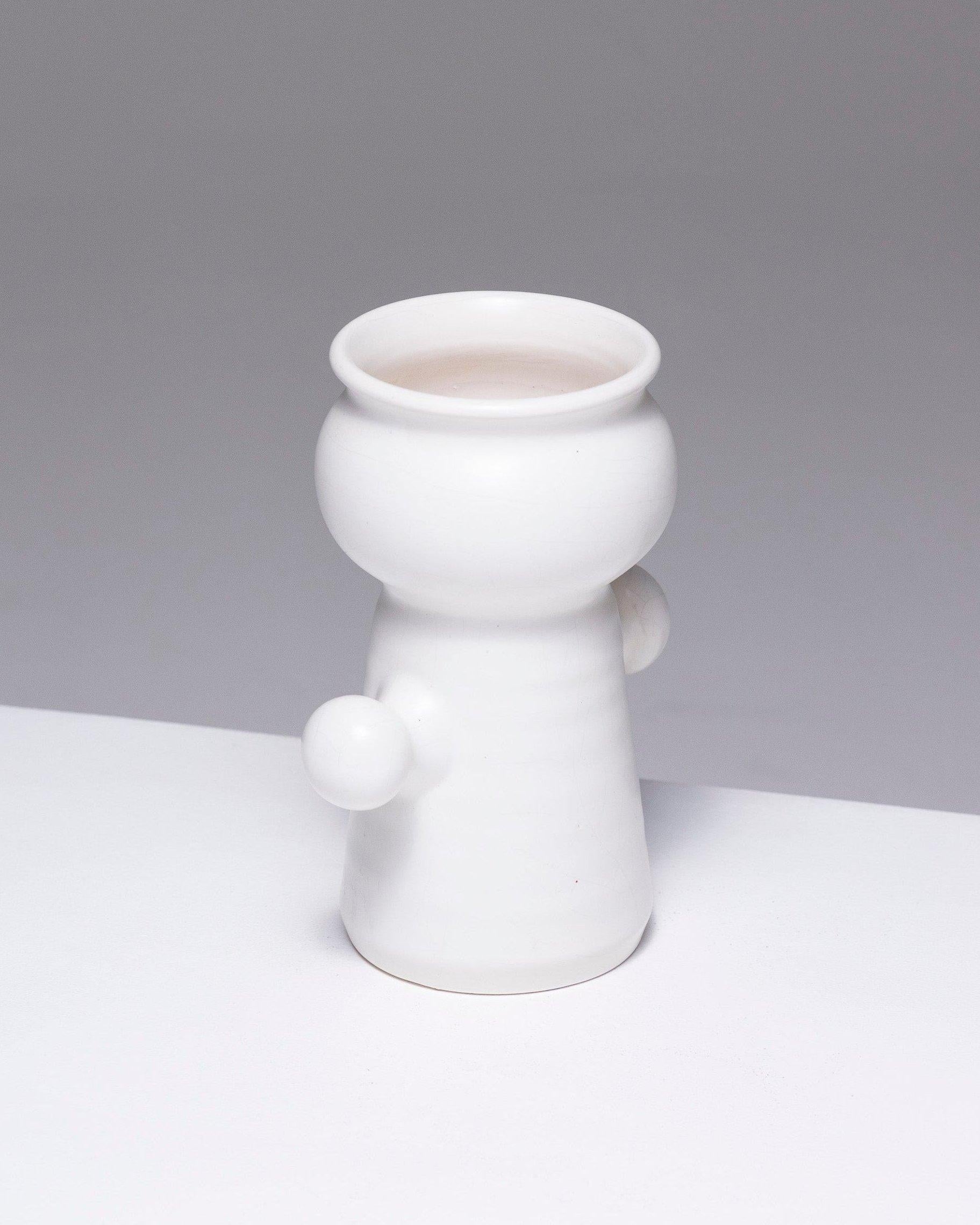 Vaso di faience bianco opaco a forma di personaggio elegante, con due prese. Nel gusto scandinavo degli anni '70, in ottime condizioni. Dv1335. 