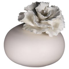 Escultura de mayólica esmaltada en blanco mate con peonía esculpida a mano, Italia Siglo XXI