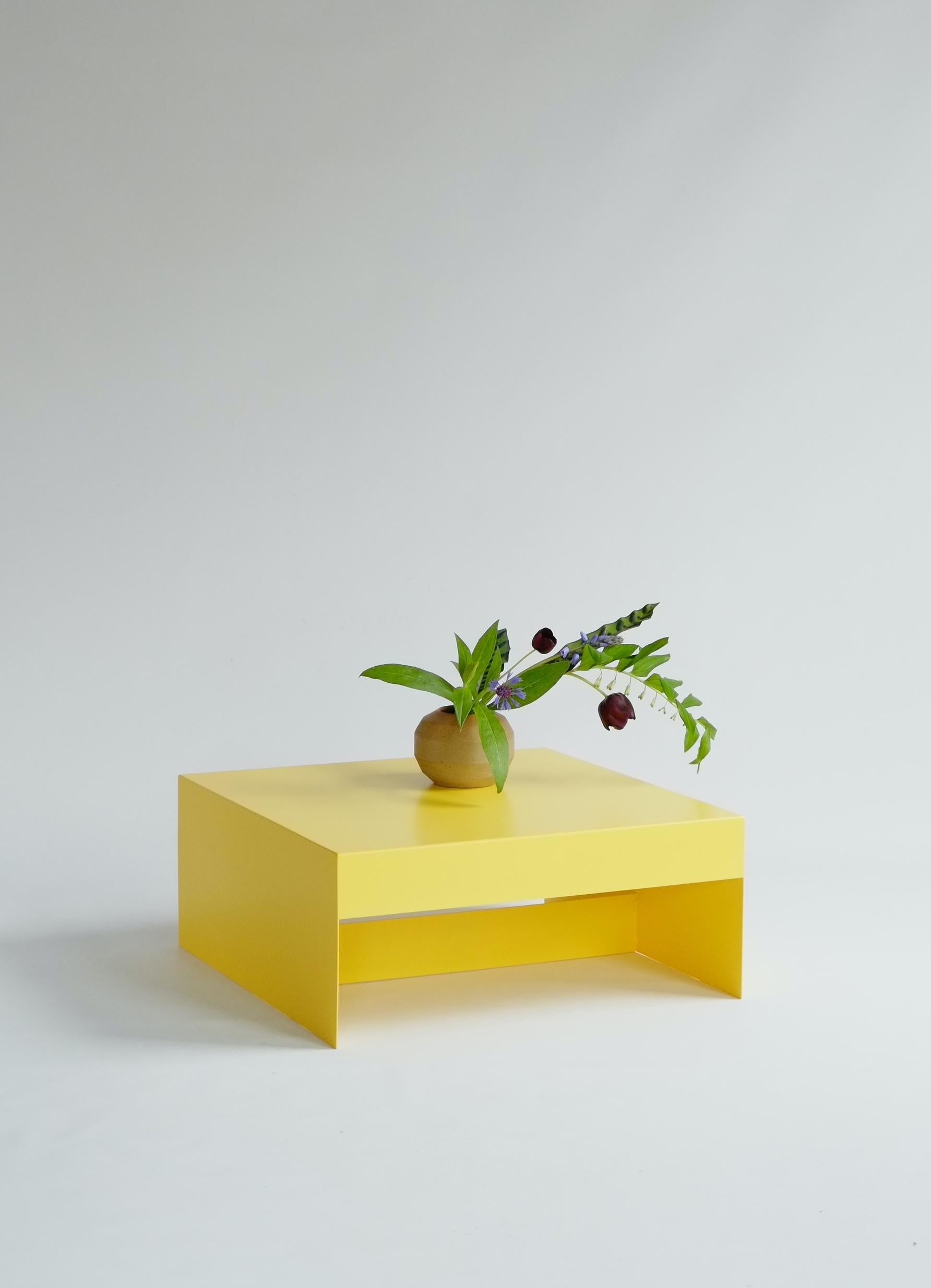 Poudré Table basse carrée en aluminium jaune mat de forme simple - intérieure/extérieure en vente