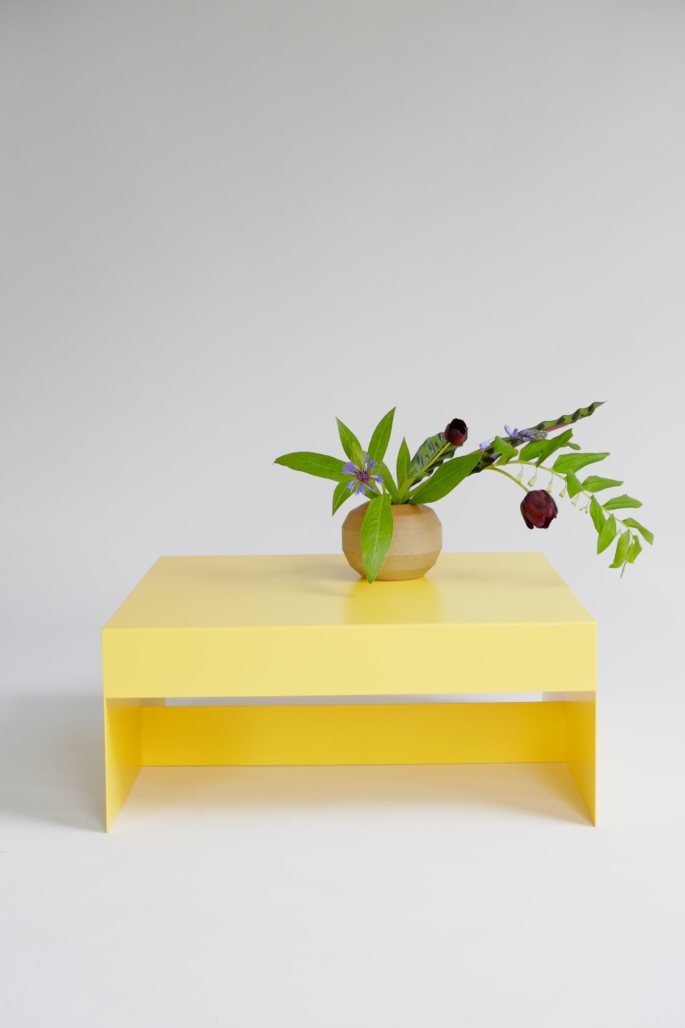 Table basse carrée en aluminium jaune mat de forme simple - intérieure/extérieure Neuf - En vente à Leicester, GB