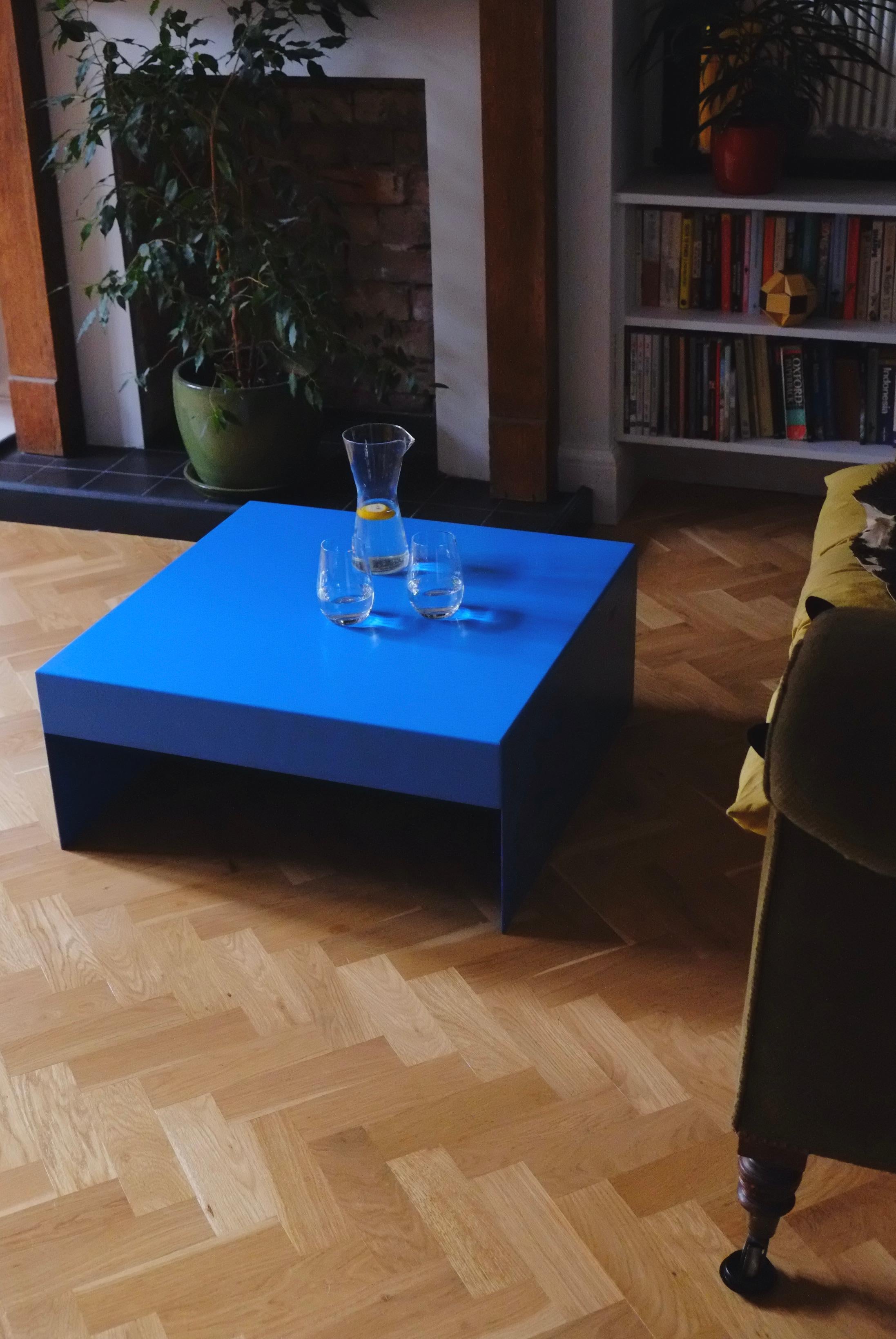 Quadratischer Couchtisch aus Aluminium in mattem Gelb, Einzelform – Innen-/Außen im Angebot 1